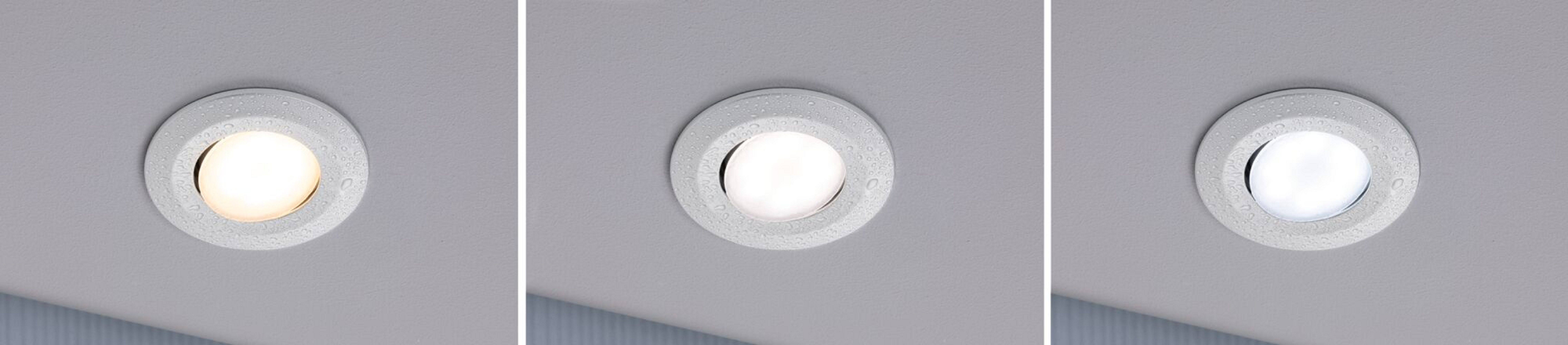 Drei Einbau-Deckenleuchten, jede mit einer anderen Lichtfarbe. Weiße Decke, unterschiedliche Helligkeit.