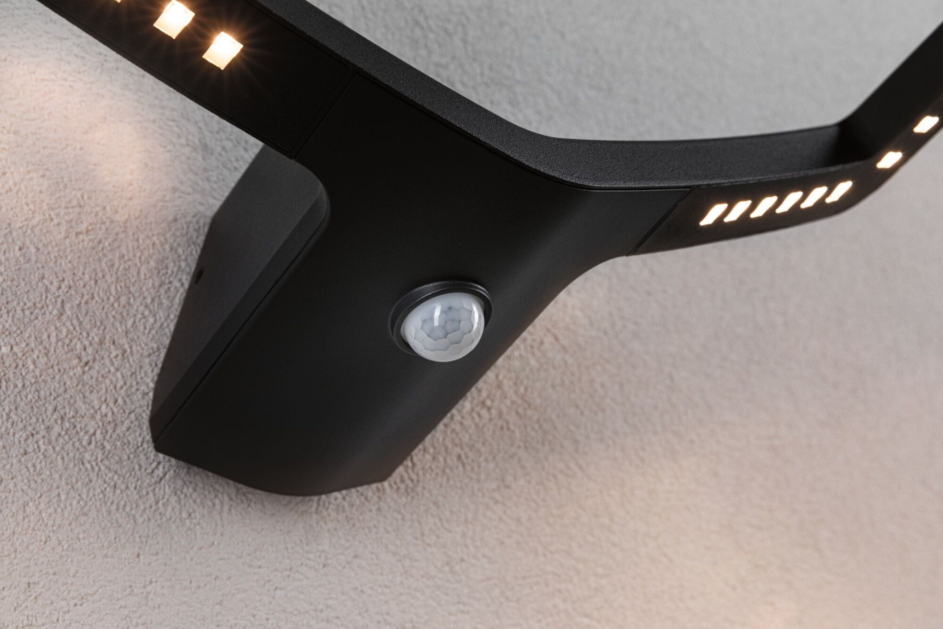 Czarna lampa ścienna z czujnikiem ruchu i światłami led.