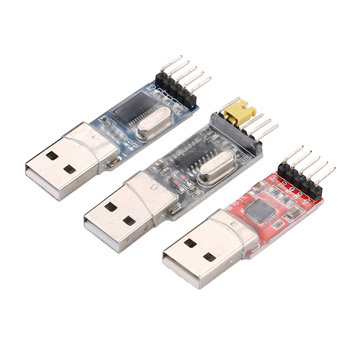 Drei USB-zu-TTL-Module, verschiedene Farben, Anschlüsse.