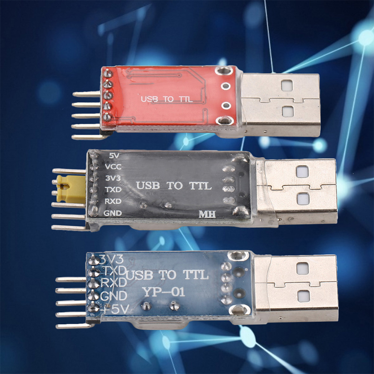 Drei USB-zu-TTL-Konverter, rot, schwarz und blau. Mit Etiketten und Anschlüssen.