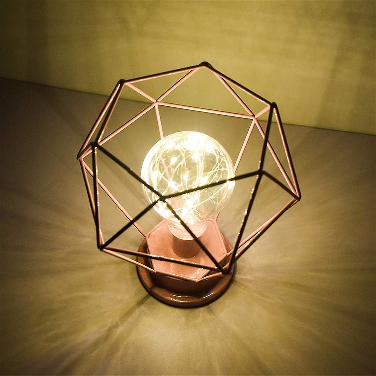 Eine dekorative Lampe mit geometrischem Rahmen und einer leuchtenden Glühbirne.