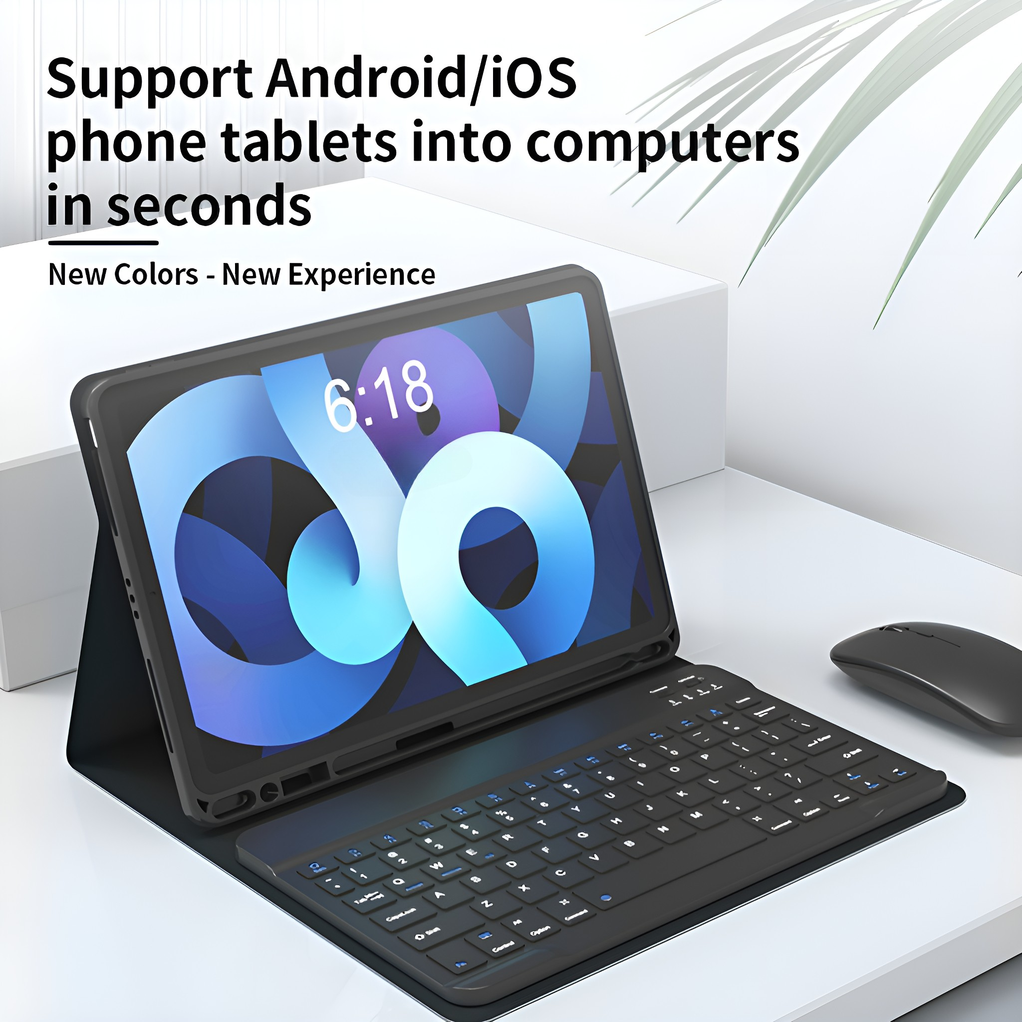 Schwarze Tastatur-Tablet-Hülle mit Tablet darin und Maus auf weißer Oberfläche.