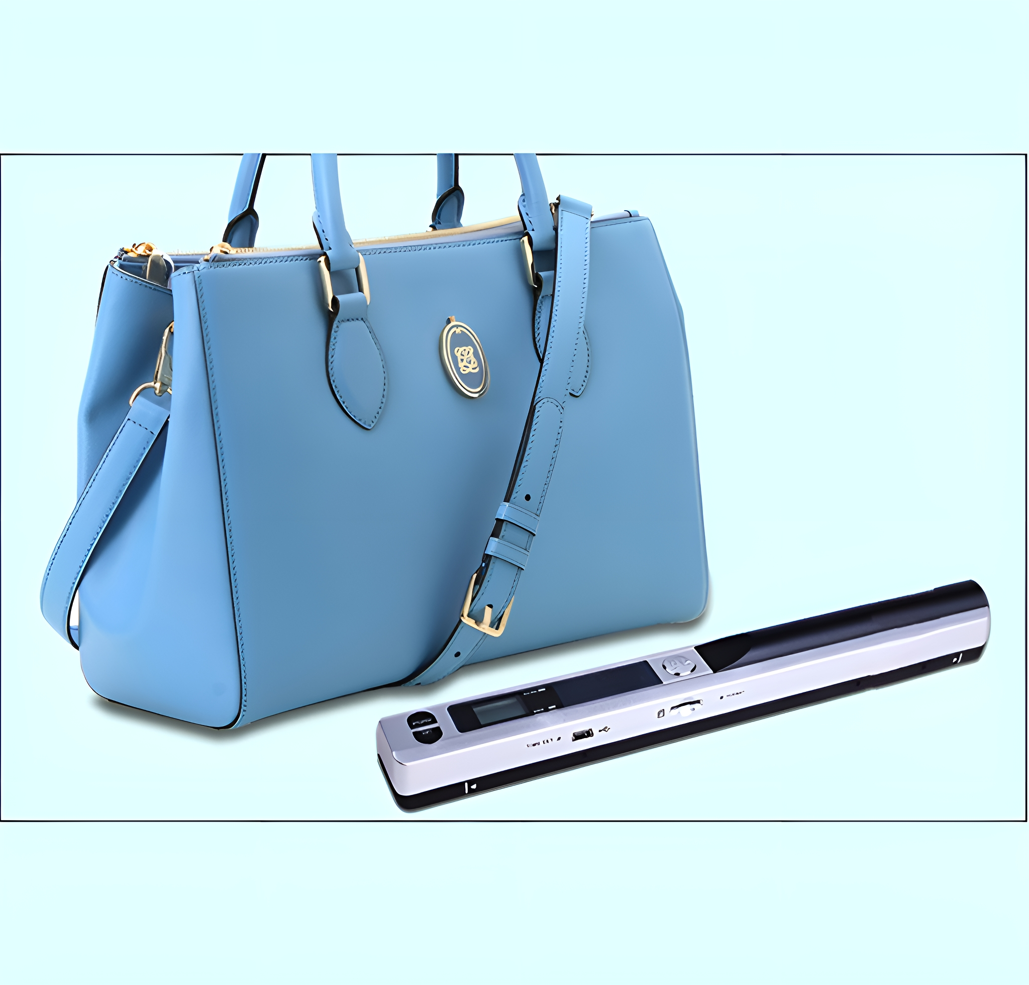 Eine hellblaue Handtasche und ein silberner Scanner befinden sich auf einem hellblauen Hintergrund. Die Tasche hat goldene Akzente.