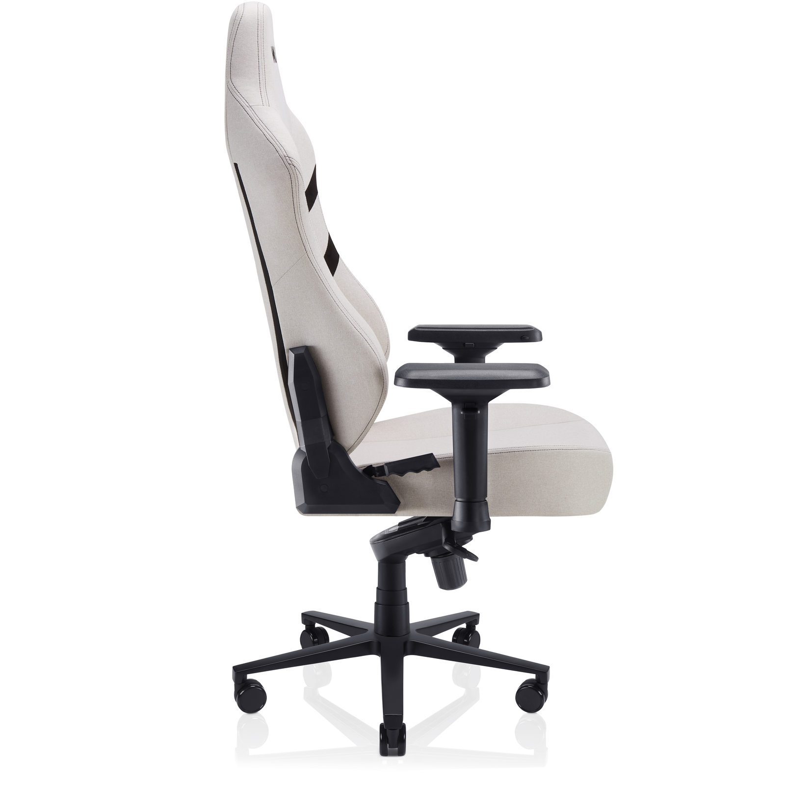 Silla gamer blanca con detalles negros. La silla tiene ruedas y reposabrazos. Fondo blanco.