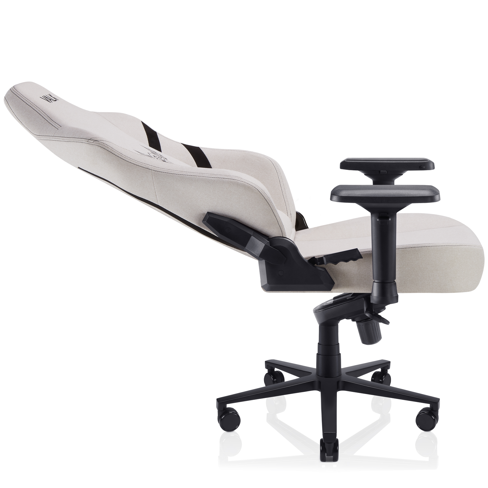 Silla gaming reclinada. Diseño blanco y negro, base negra. Reposabrazos y logo visibles.