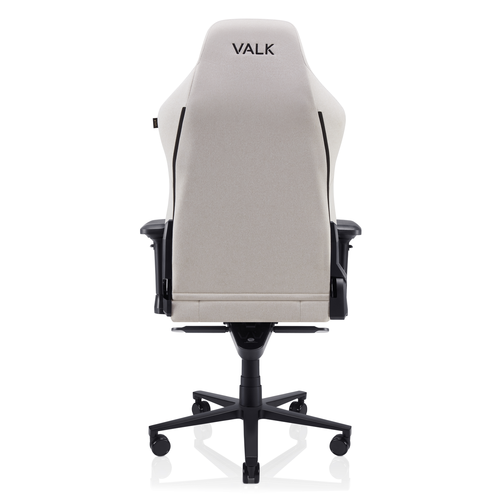 Parte trasera de una silla de gaming beige con detalles negros y la palabra VALK en el reposacabezas.
