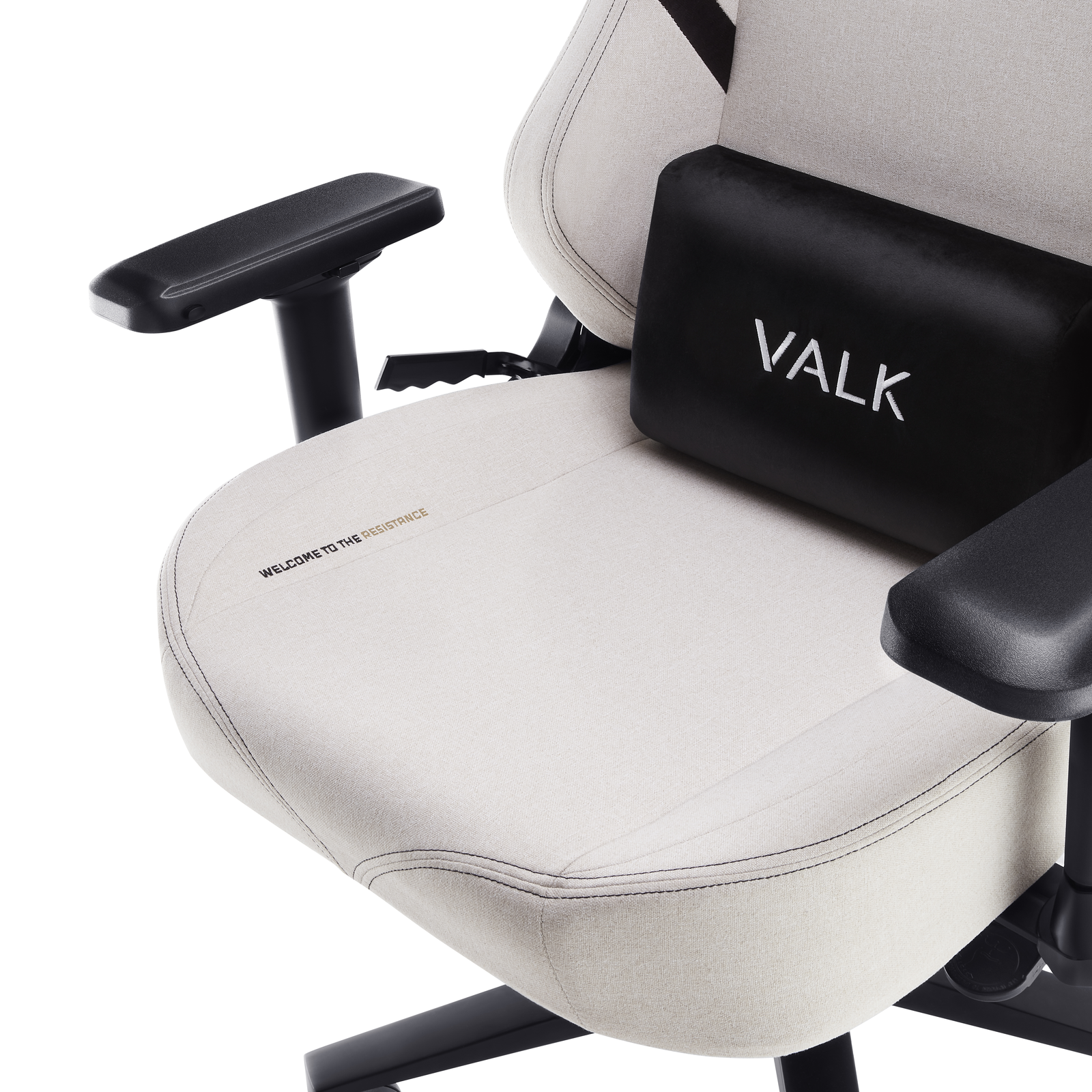 Una silla gamer blanca y negra con un reposacabezas negro que dice VALK. Se ven los reposabrazos negros.