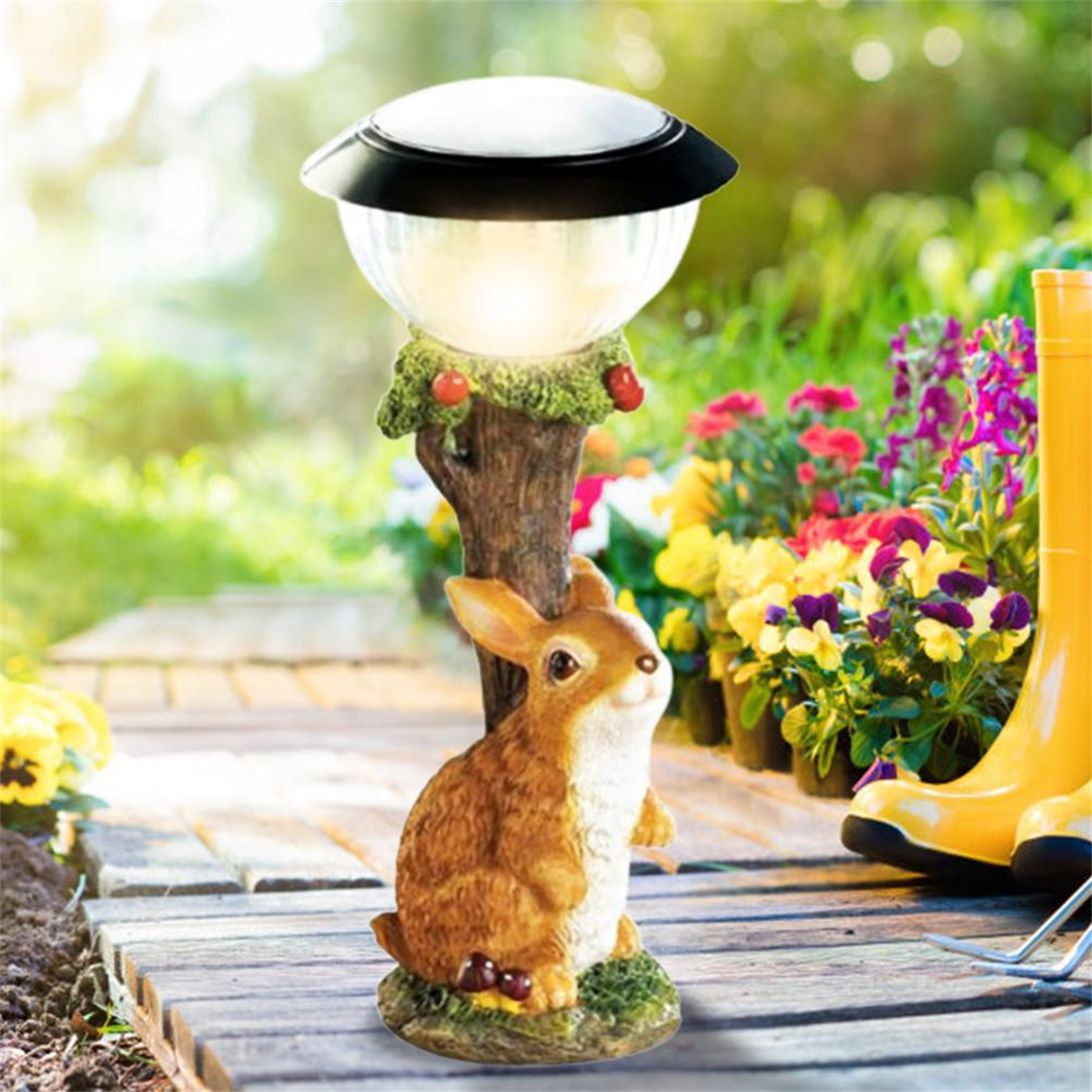 Solar-Gartenleuchte mit Kaninchenfigur und Blumen.