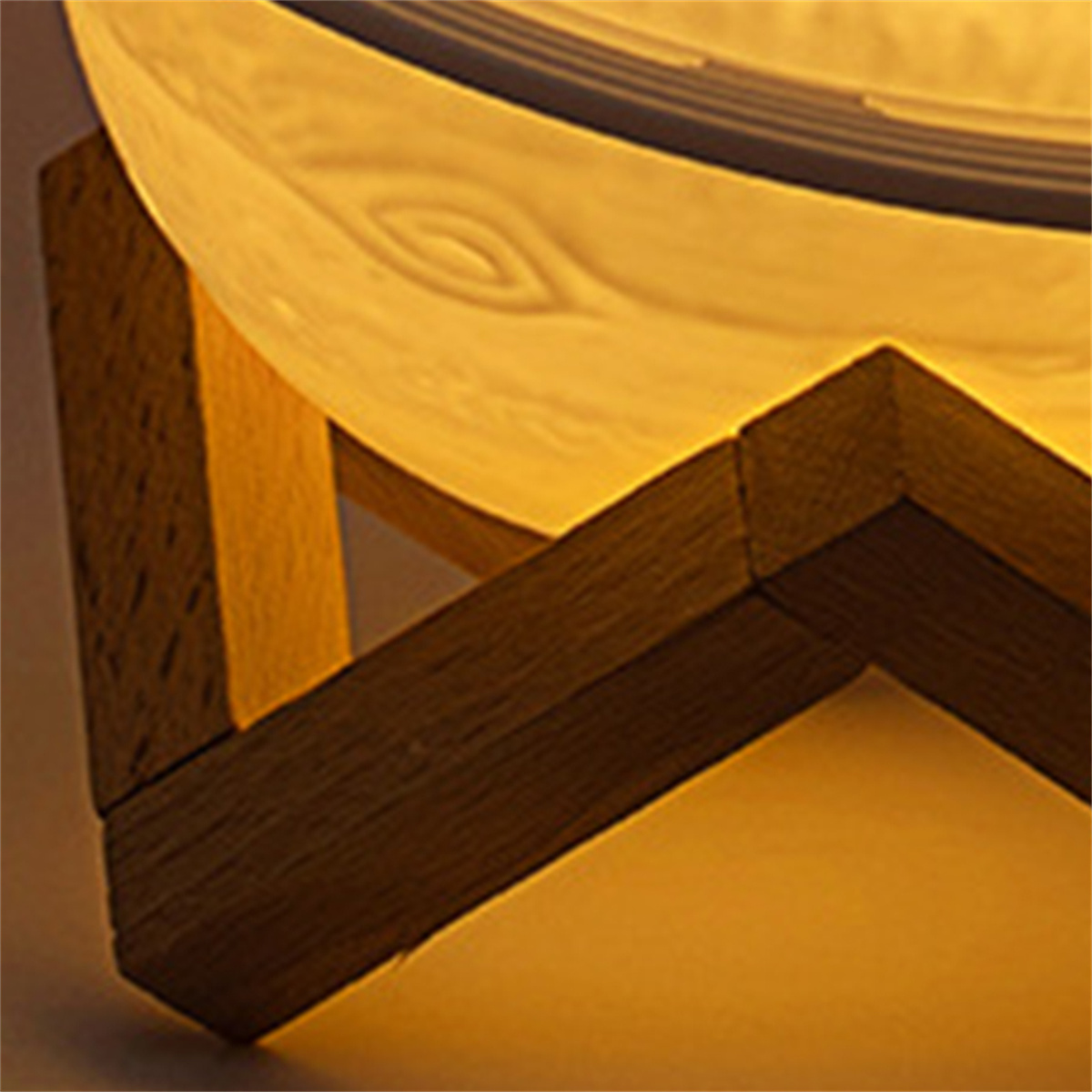 Holzlampe mit kreisförmigem Licht, aus weißem, durchscheinendem Material. Der Holzfuß ist sichtbar.