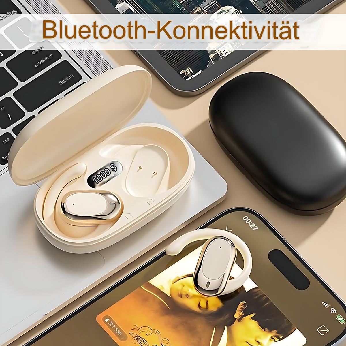 Ohrhörer in einem Ladeetui, mit Telefon und Laptop im Hintergrund. Der Hintergrund ist unscharf.