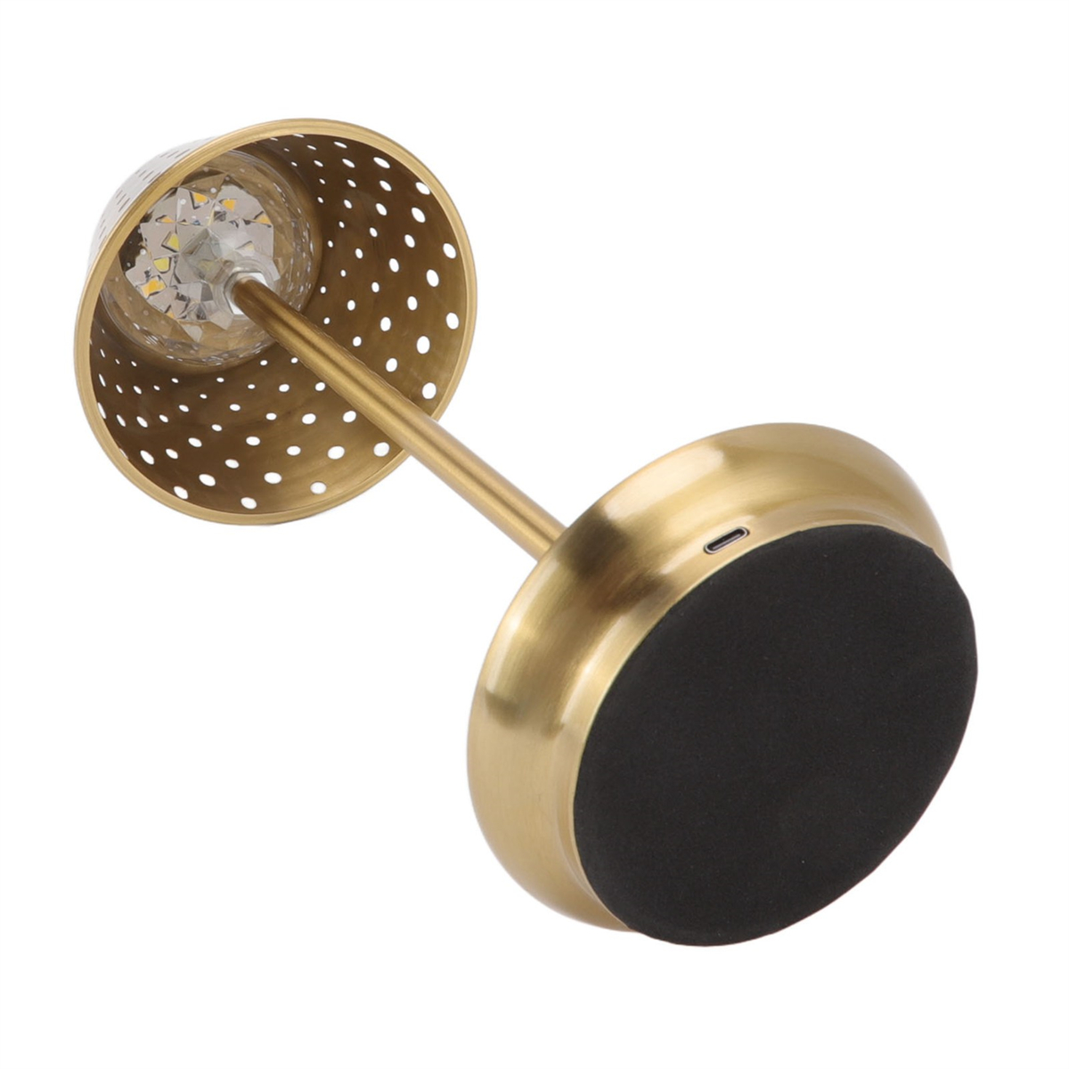 Eine goldfarbene Tischlampe mit perforiertem Schirm und schwarzem Sockel.