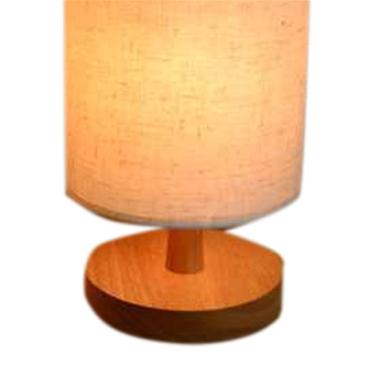 Eine Lampe mit rundem Schirm auf Holzsockel. Der Schirm ist beige.