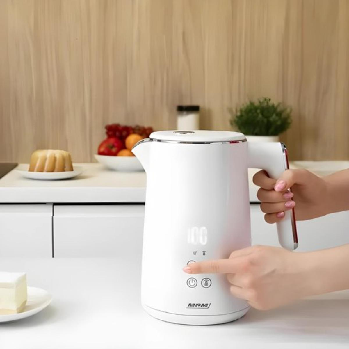 Eine Person benutzt einen weißen Wasserkocher mit Digitalanzeige. Küchenhintergrund.