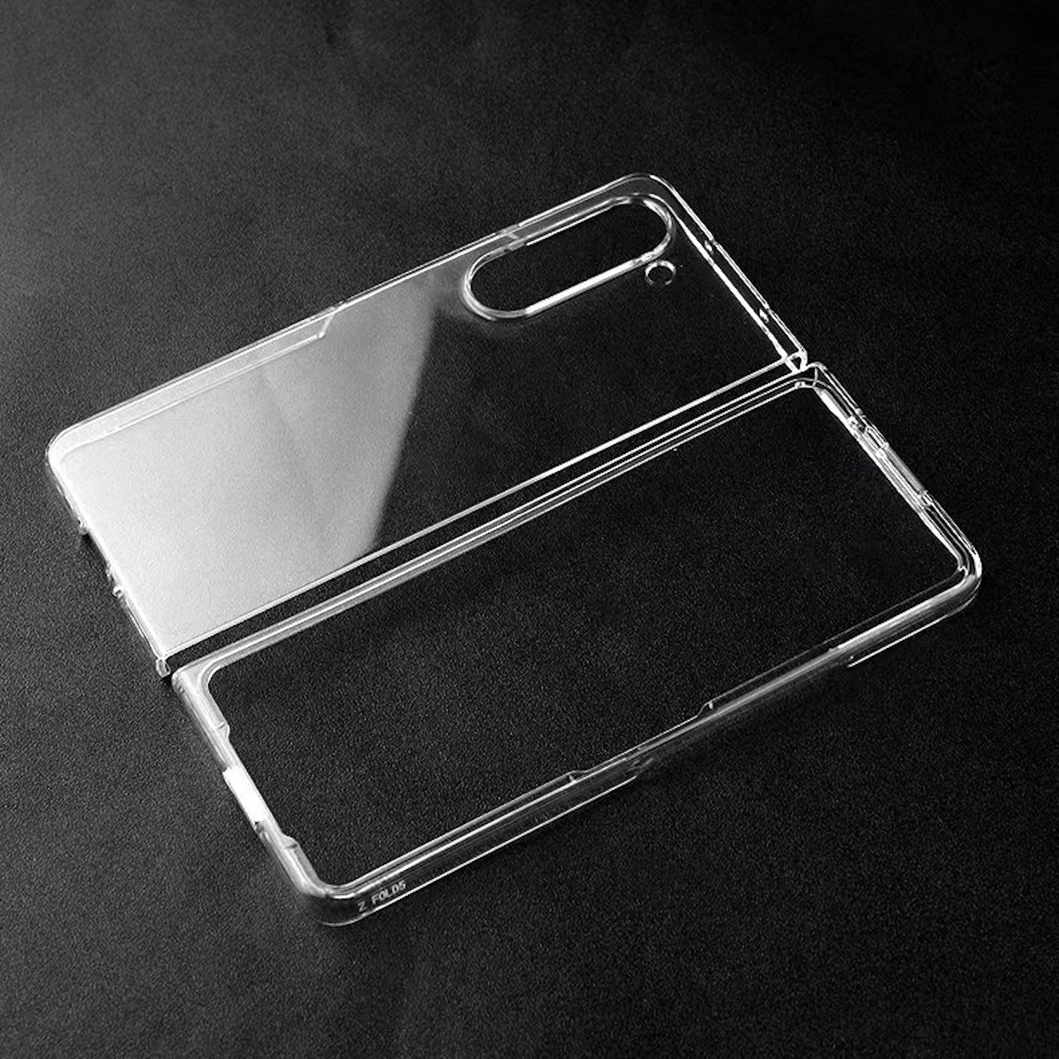 Transparente Handyhülle, offen, auf dunkler Oberfläche. Die Hülle ist für ein Z Fold 3.