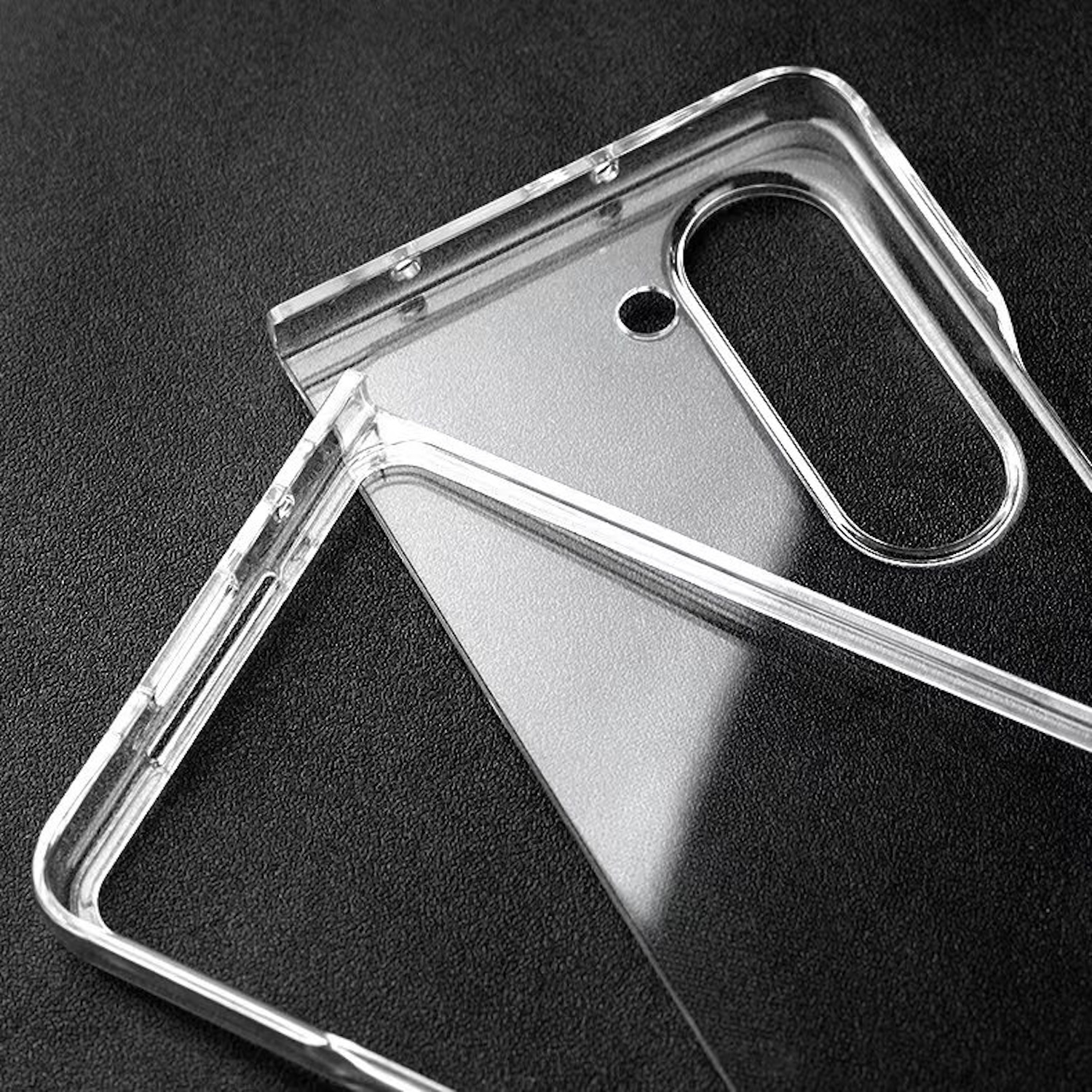 Zwei transparente Handyhüllen, eine mit Telefon darin. Schwarzer Untergrund im Hintergrund.