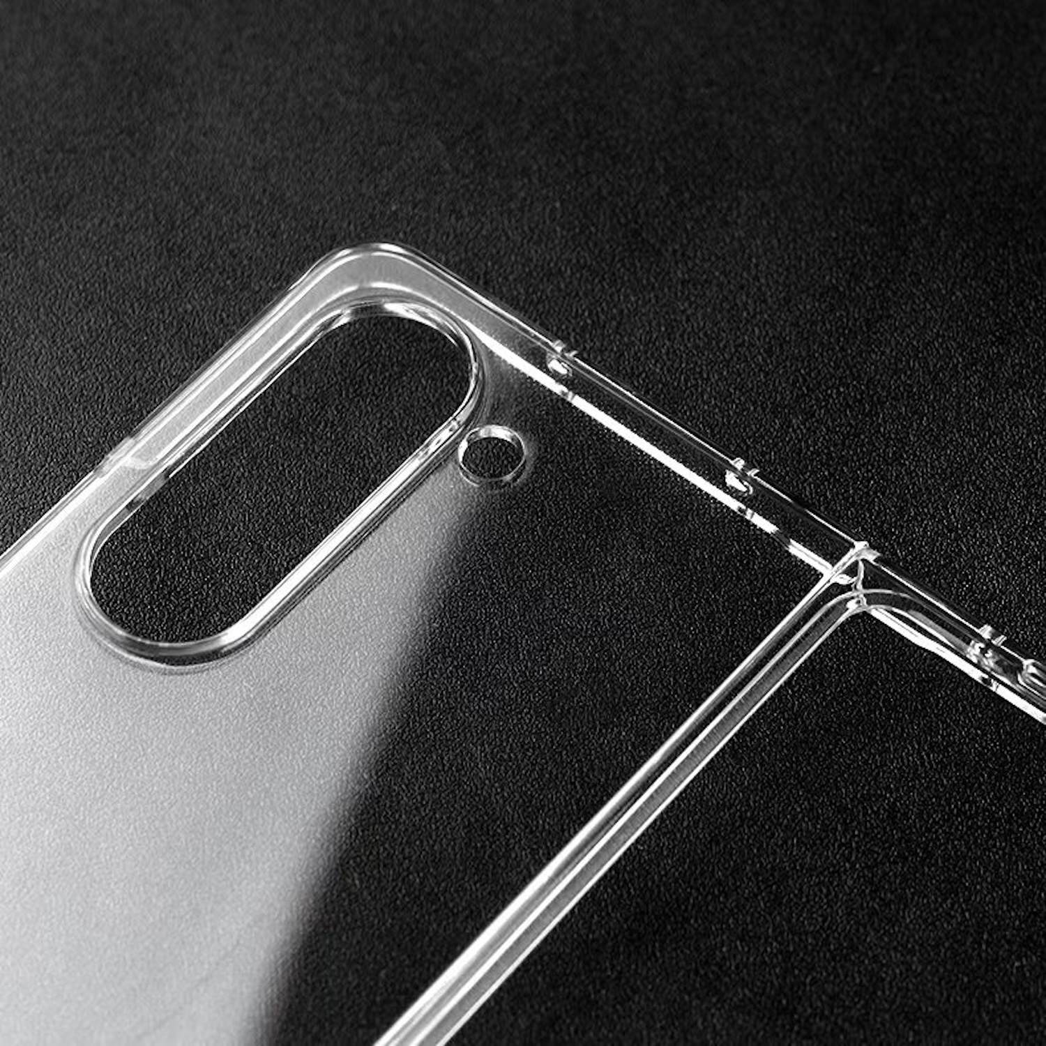 Transparente Handyhülle, die Ecke ist sichtbar. Die Hülle ist klar und zeigt die Merkmale des Telefons.