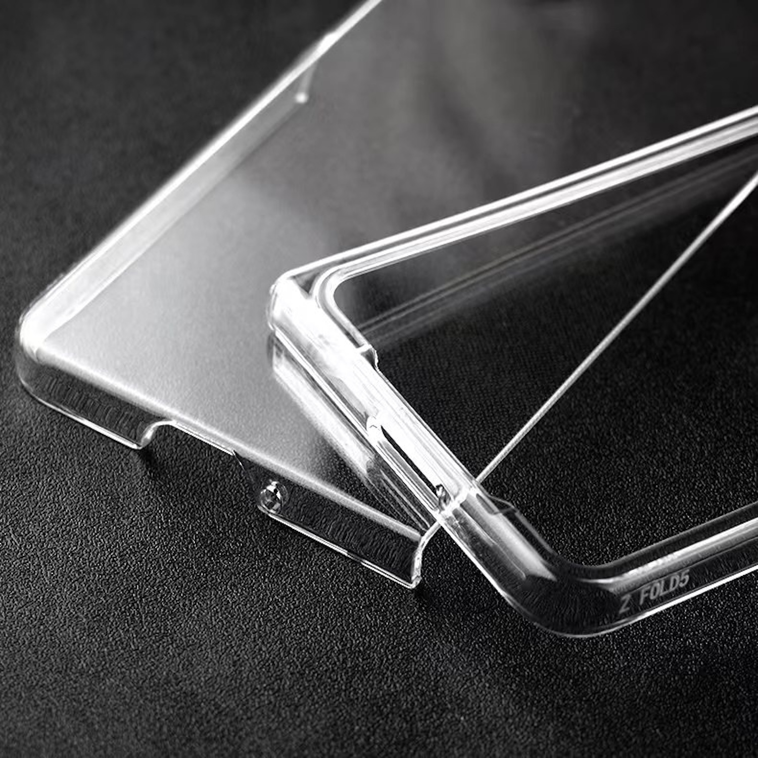 Eine durchsichtige Handyhülle. Sie liegt auf einer dunklen Oberfläche. Die Hülle ist transparent.