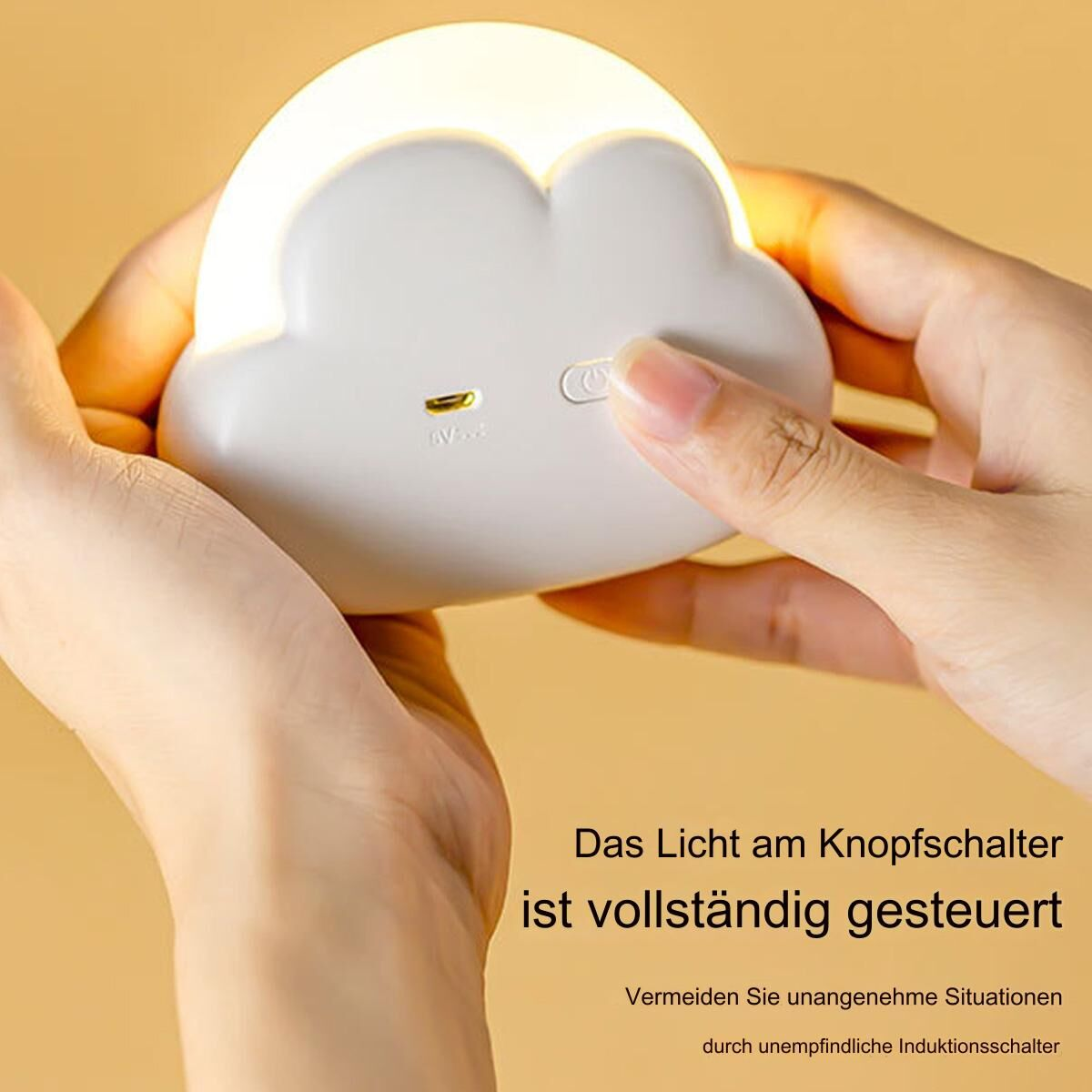 Weißes wolkenförmiges Nachtlicht, in Händen gehalten. Das Licht ist an. Text sagt 'Das Licht...gesteuert'.
