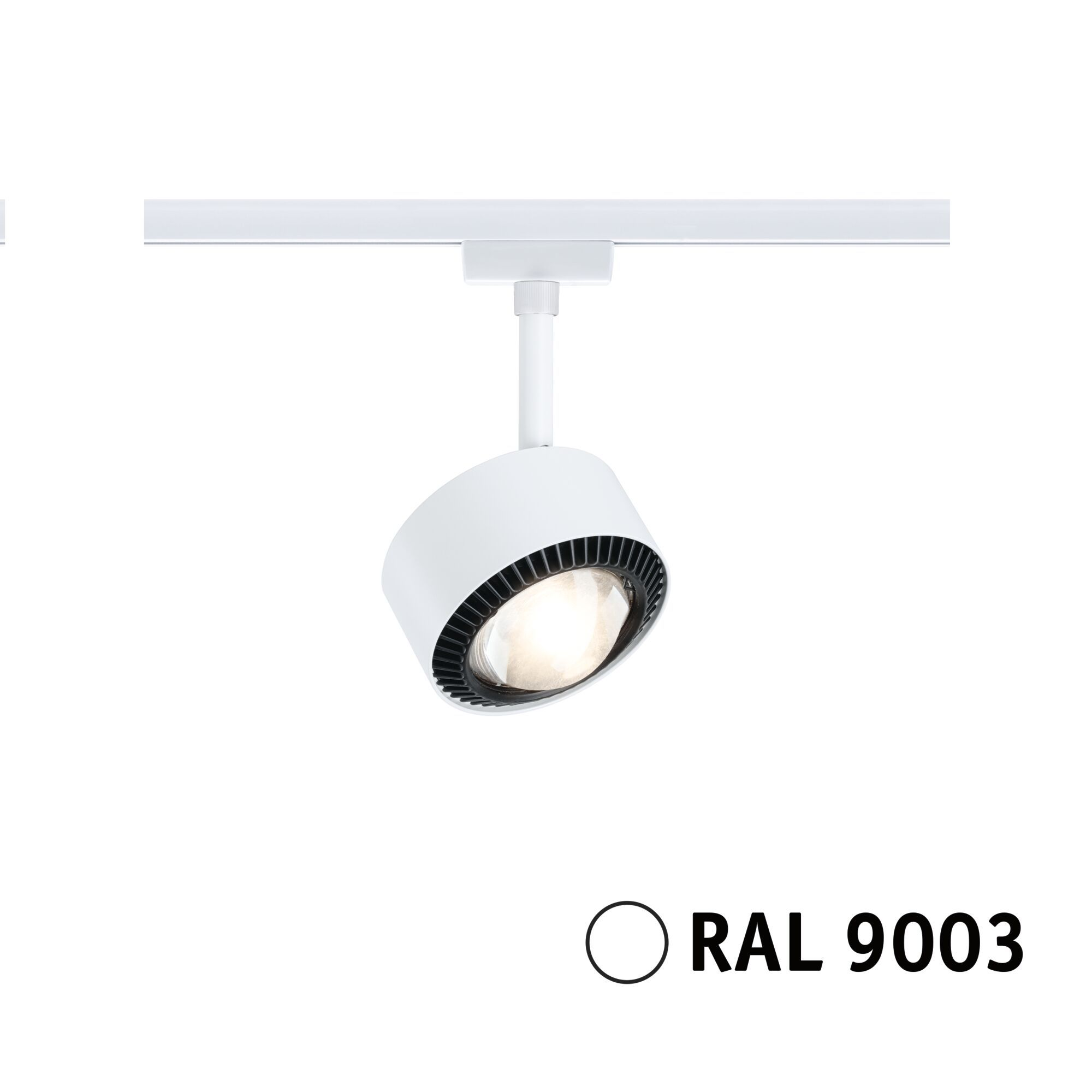 Ein weißer Strahler an einer weißen Schiene befestigt. Ein weißer Hintergrund mit RAL 9003.
