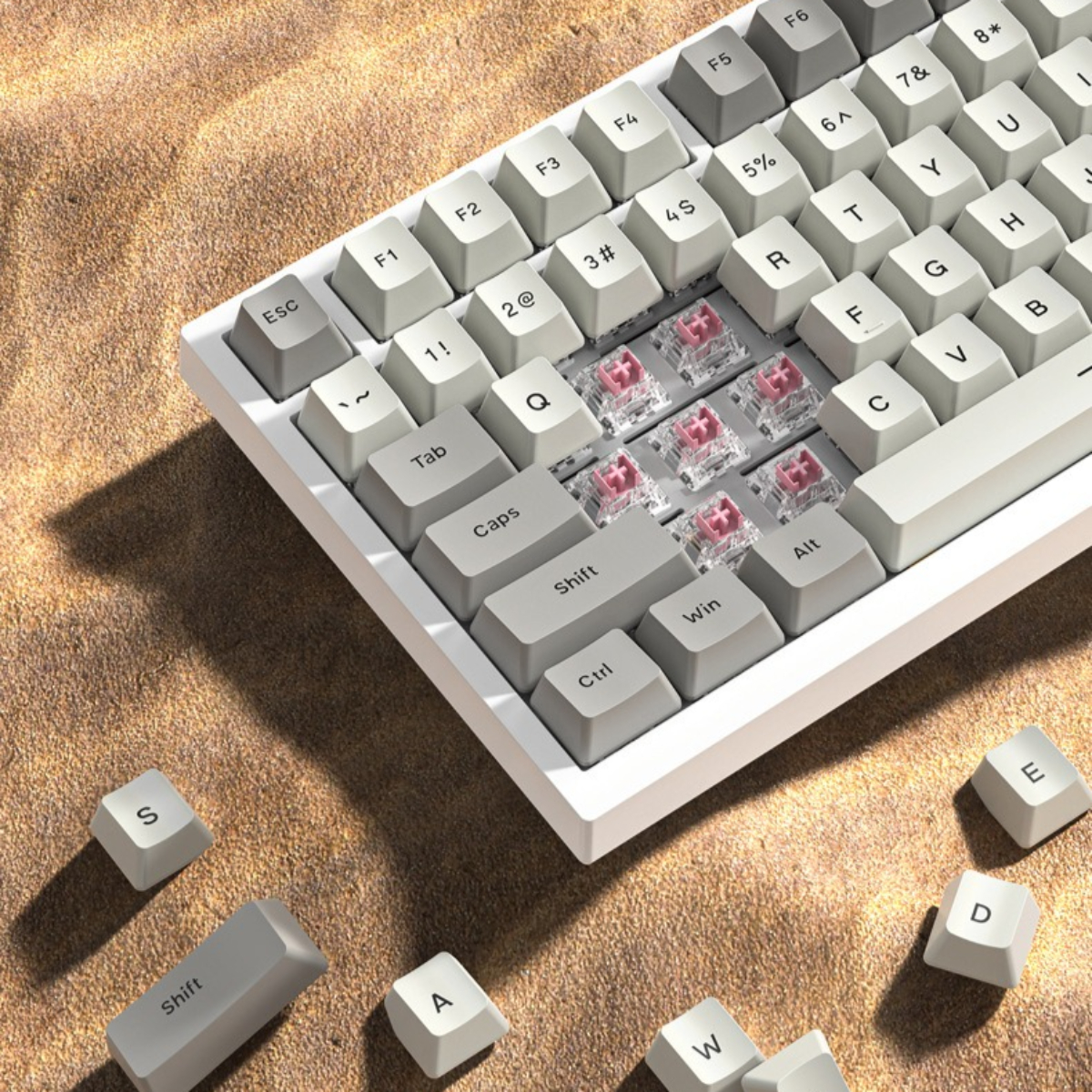 Nahaufnahme einer Tastatur mit entfernten Tasten. Roter Schalter sichtbar.