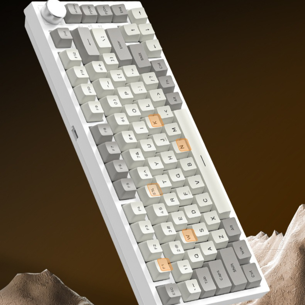 Eine weiße Tastatur mit grauen und orangefarbenen Tasten. Der Hintergrund ist abstrakt braun.