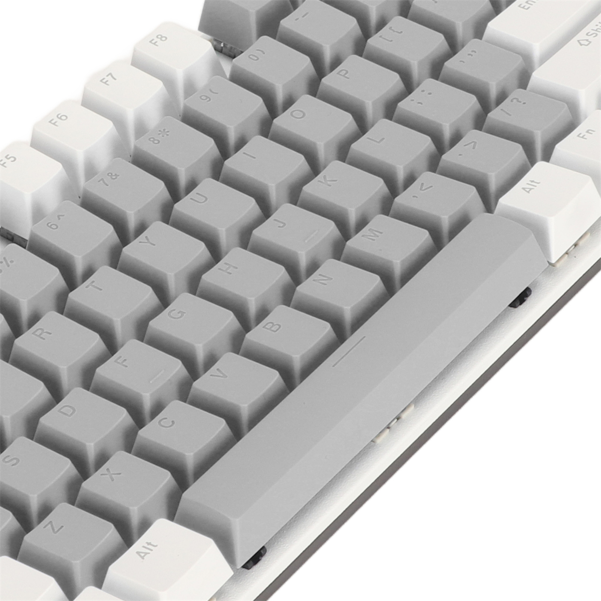 Nahaufnahme einer weißen und grauen mechanischen Tastatur, isoliert auf weißem Hintergrund.