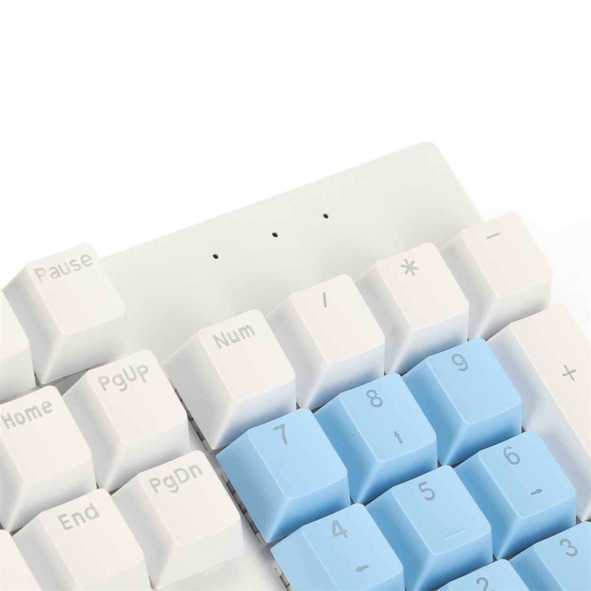 Nahaufnahme einer weißen mechanischen Tastatur mit blauen und weißen Tastenkappen.