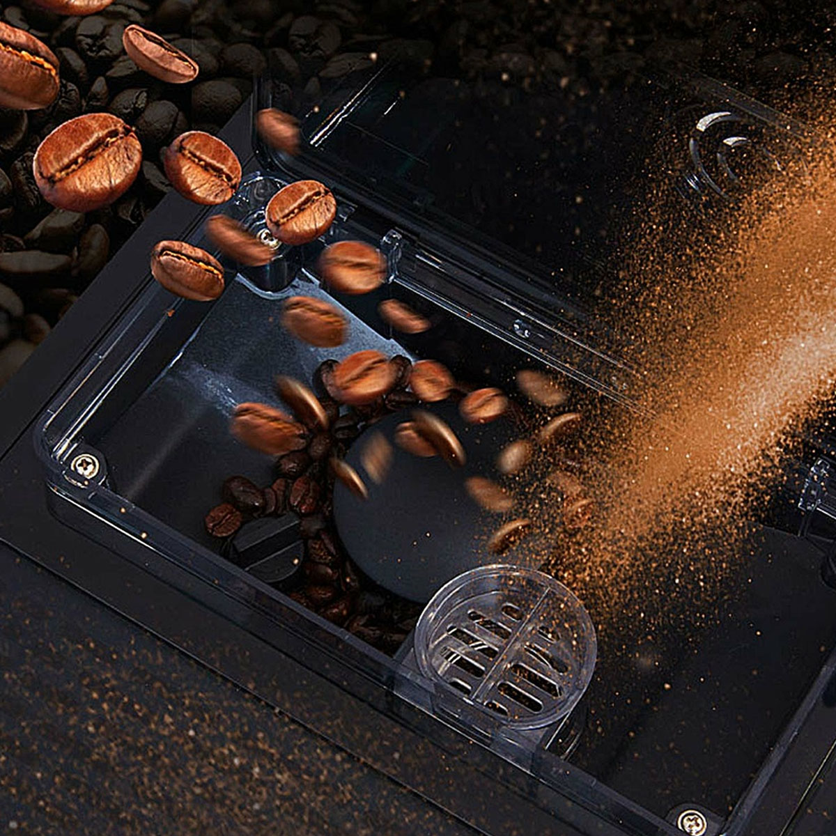 Ziarna kawy wlewane do młynka do kawy.