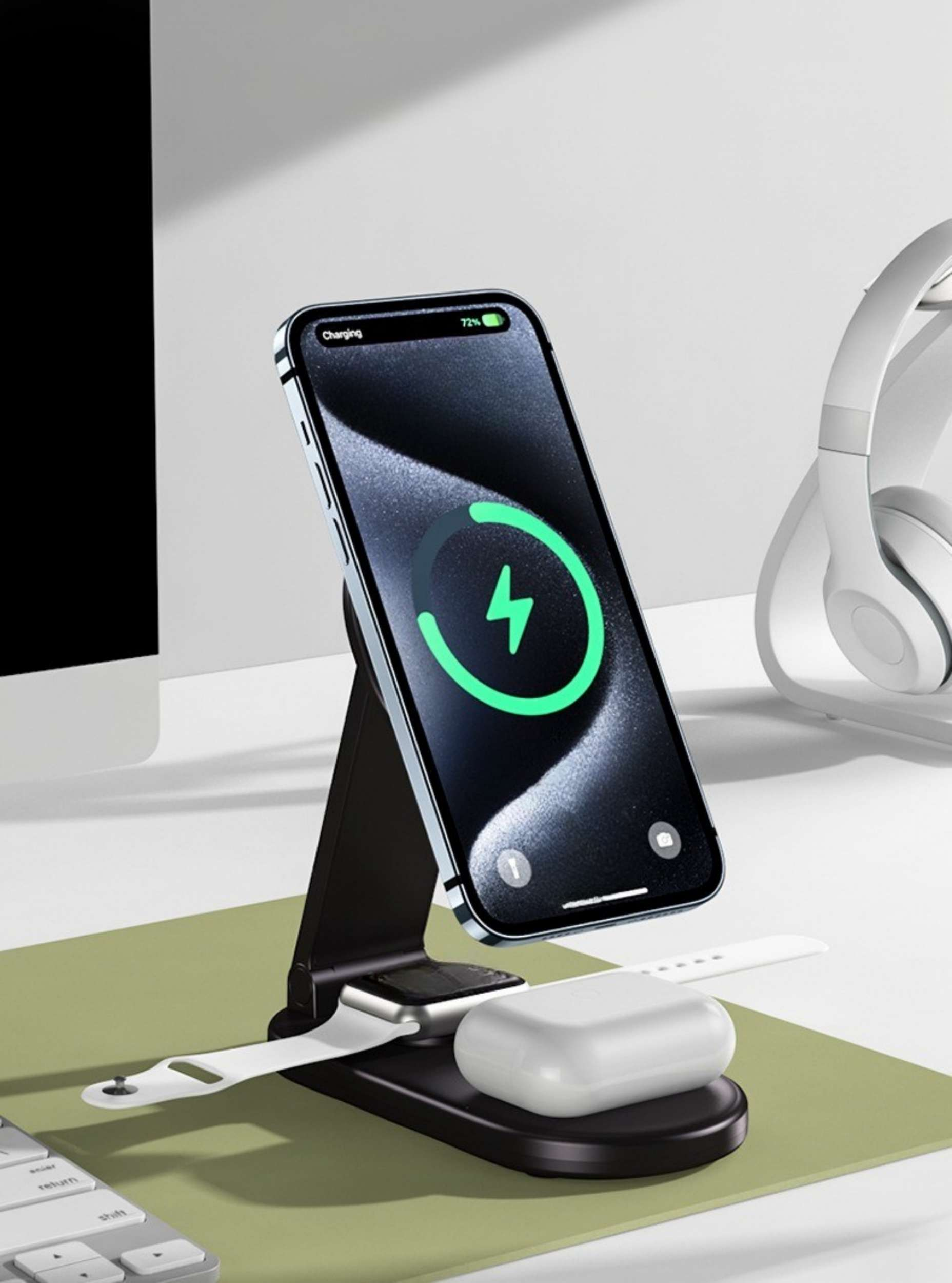 Ein Ladeständer hält Telefon, Uhr und Ohrhörer; Schreibtisch mit Kopfhörern.