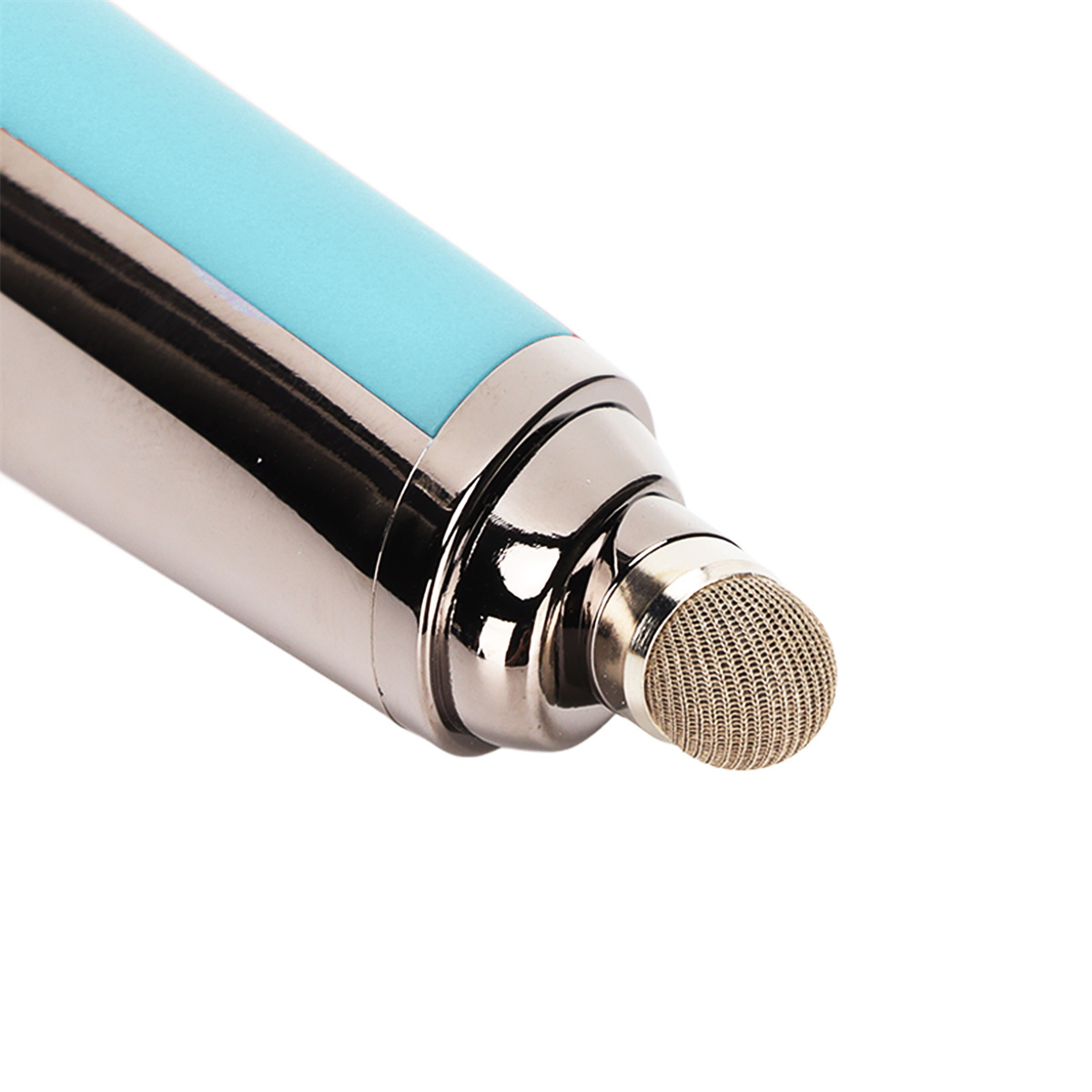 Nahaufnahme eines Eingabestifts mit hellblauem Gehäuse und Metallspitze.