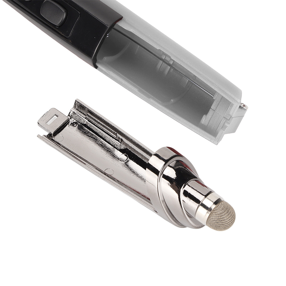 Ein zerlegter Stift. Die Spitze besteht aus Metallgewebe. Die Teile sind schwarz, silber und klar.