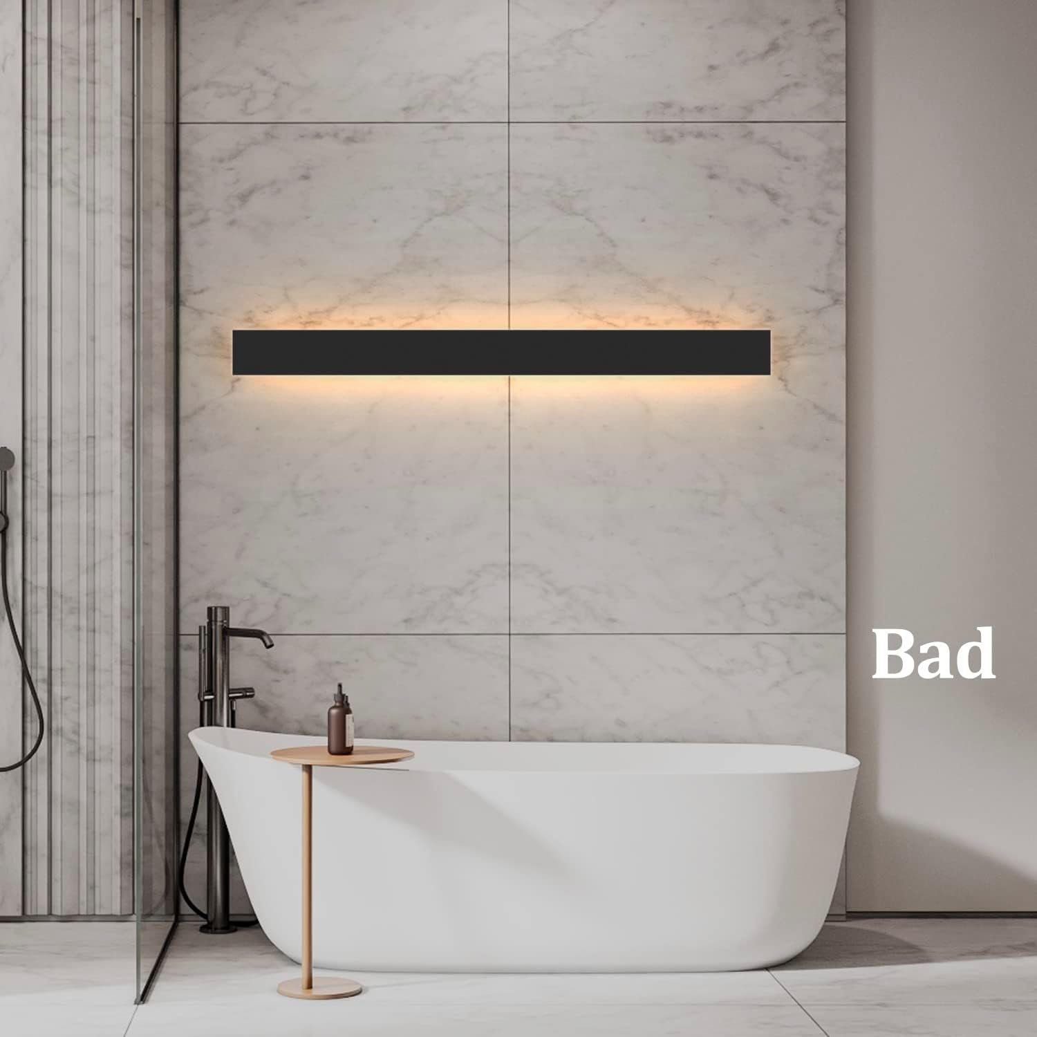 Ein modernes Badezimmer mit weißer Badewanne und schwarzer Leuchte darüber.