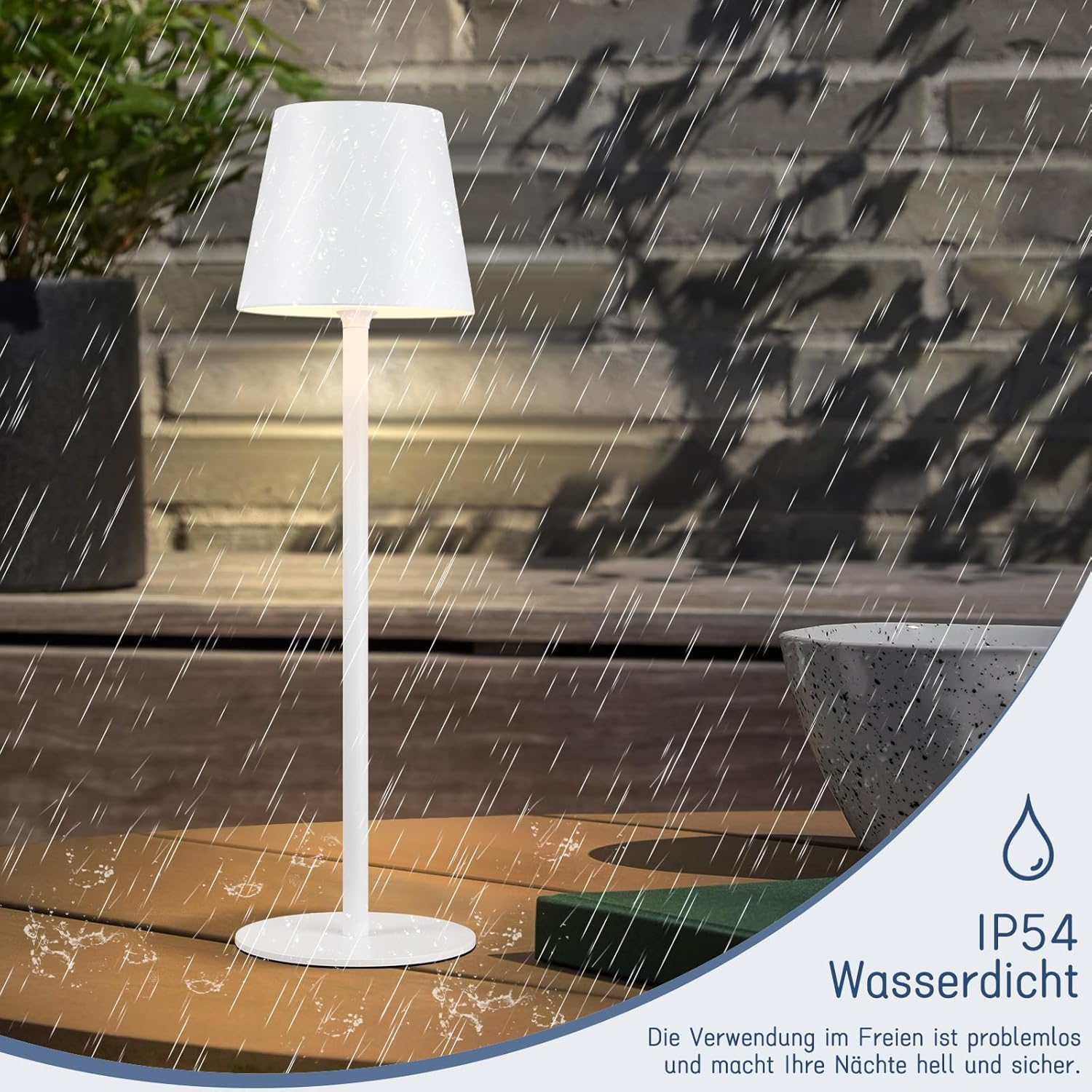 Biała lampa zewnętrzna na drewnianym tarasie z efektem deszczu. Tekst: IP54 wodoodporna.