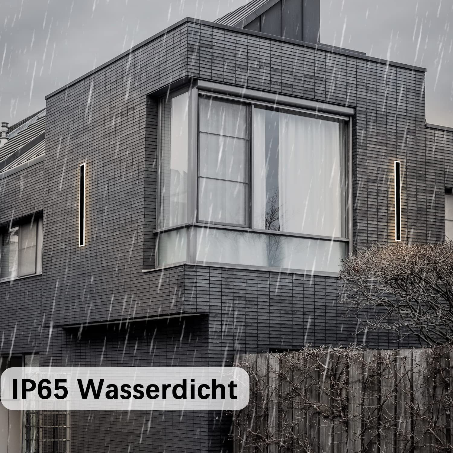 Casa moderna con due luci esterne verticali, pioggia e sfondo grigio.