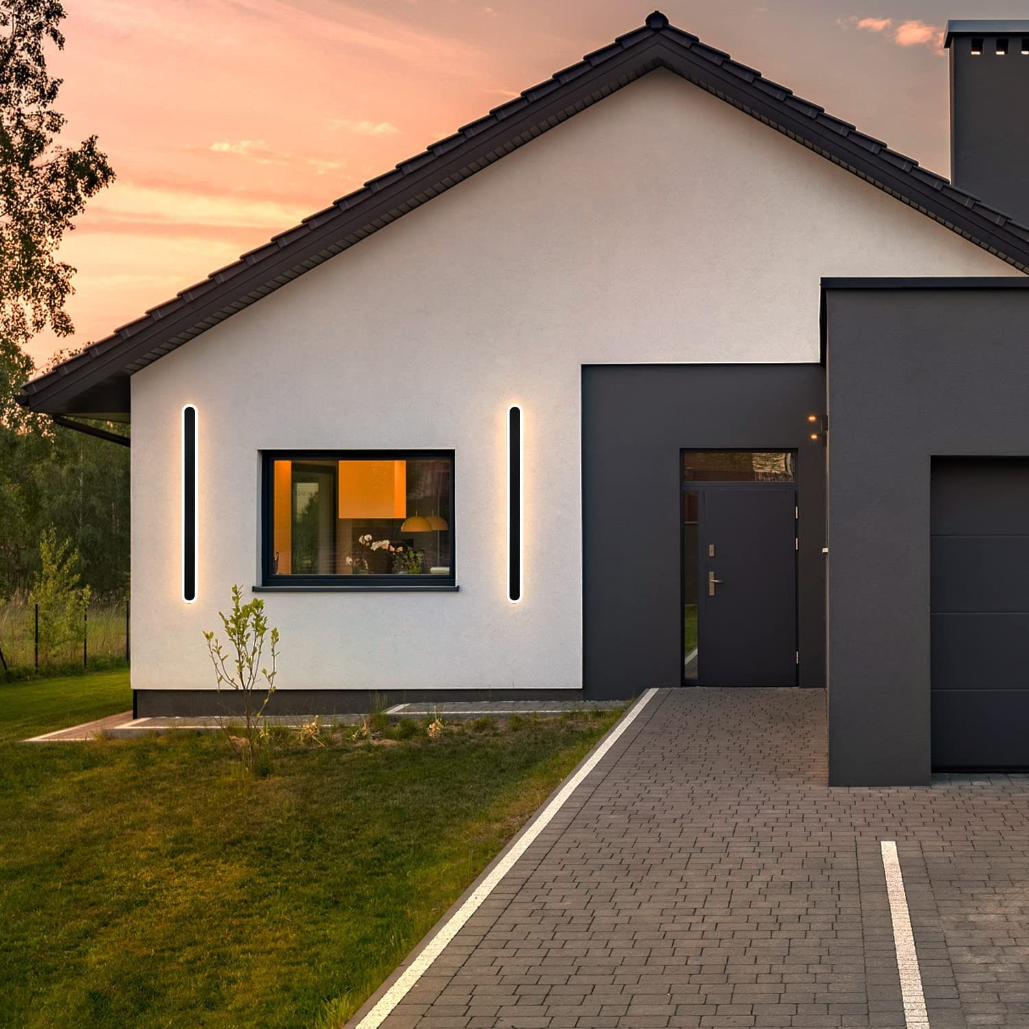 Nowoczesny biały dom z czarnymi akcentami. Dom ma szare drzwi i zielony trawnik.