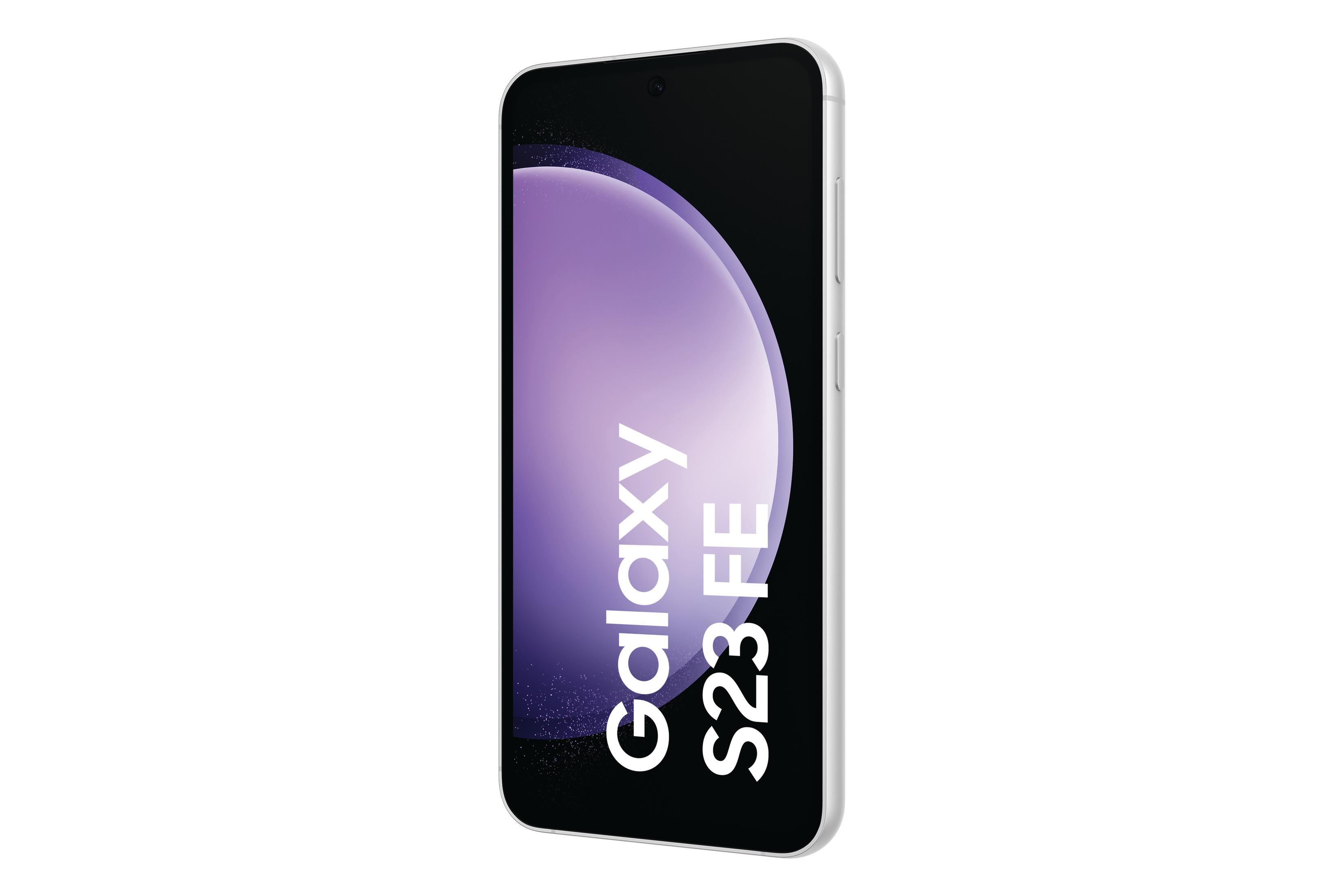 Biały smartfon. Fioletowy ekran z tekstem Galaxy S23 FE. Izolowany na białym tle.