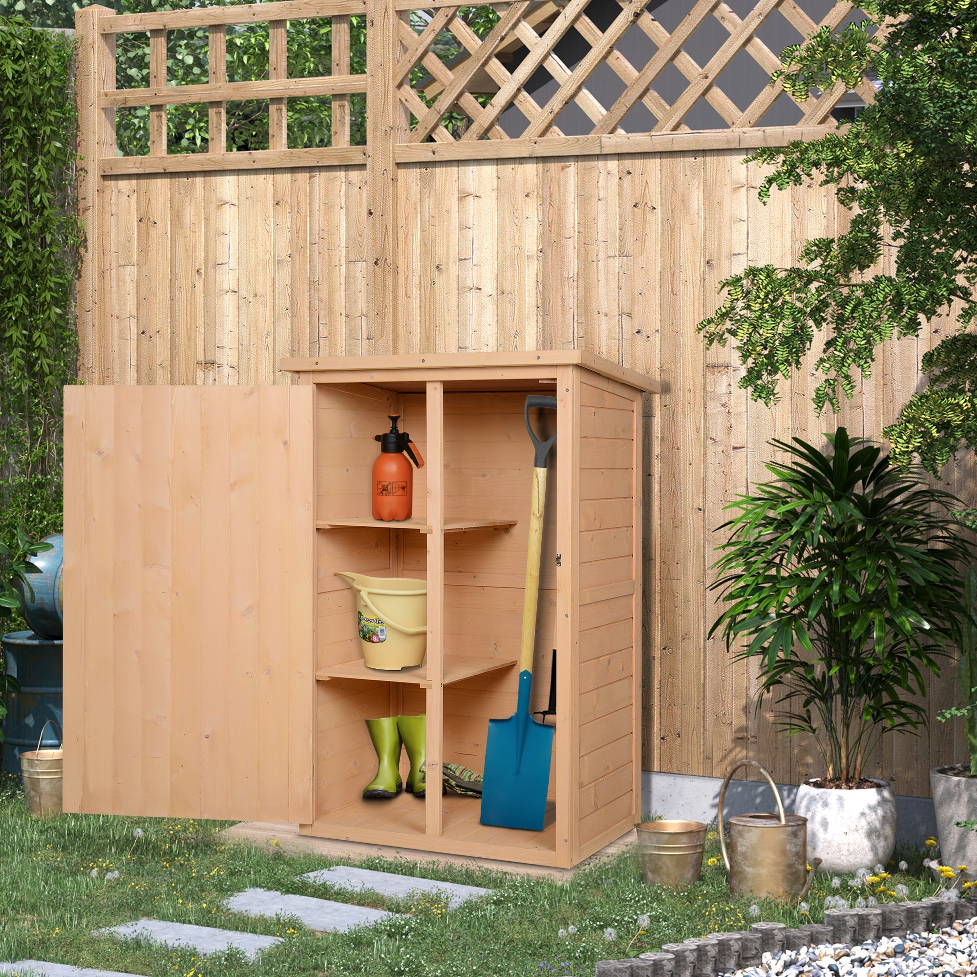 Capanno in legno con porta aperta. Utensili e provviste all'interno. Erba verde e piante intorno.