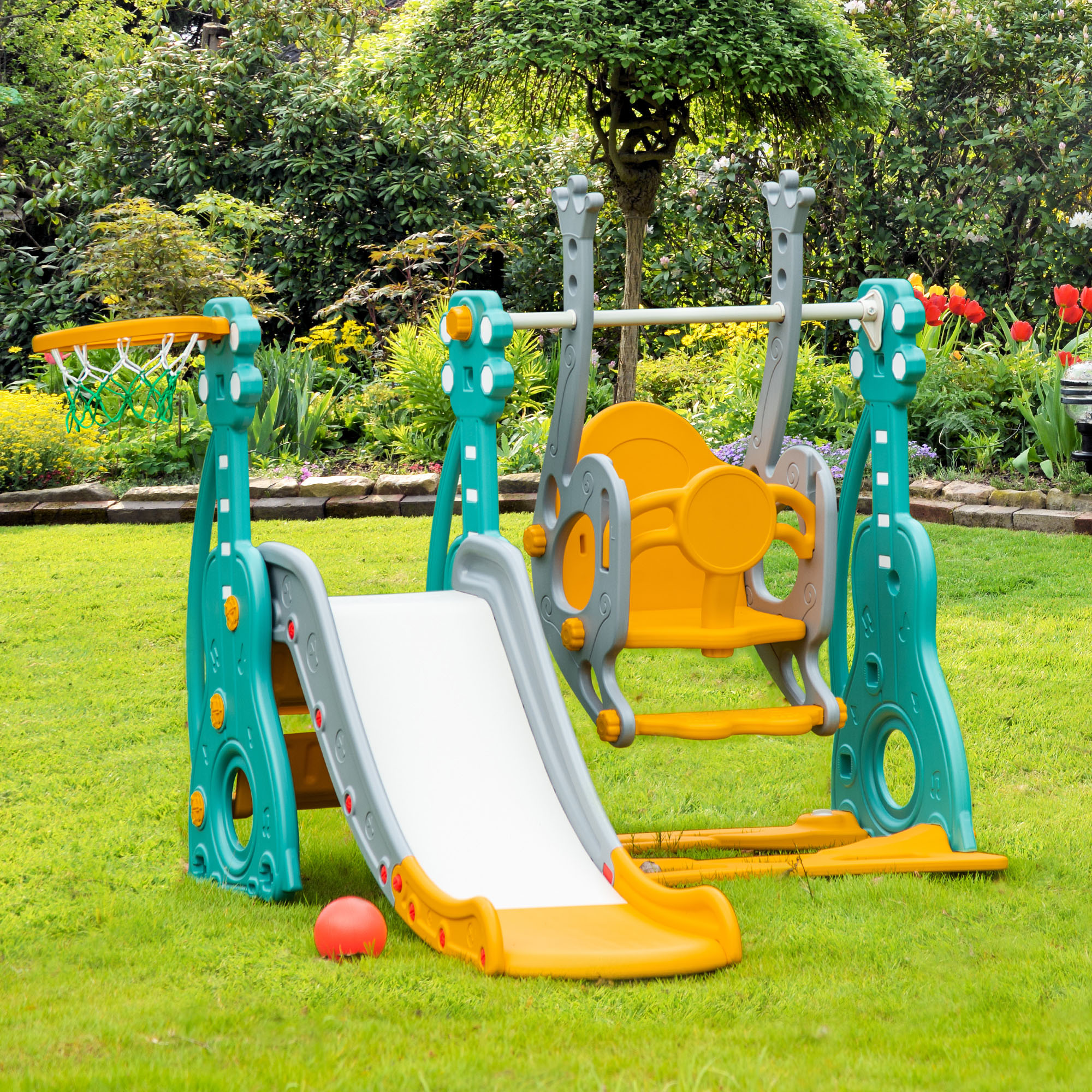 Set da gioco con scivolo, altalena e canestro da basket, in un giardino verde. I colori sono verde acqua e arancione.