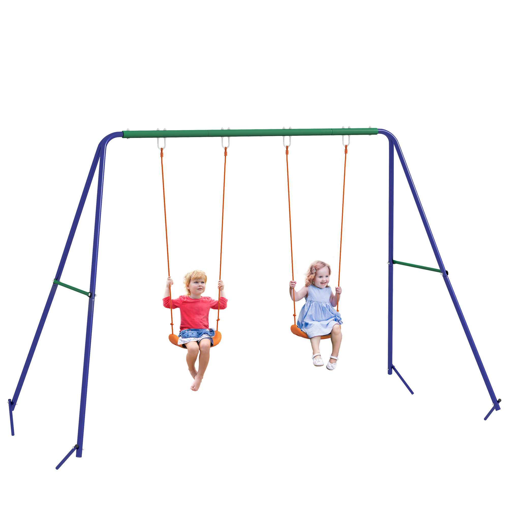 Due bambini su altalene in un parco giochi.