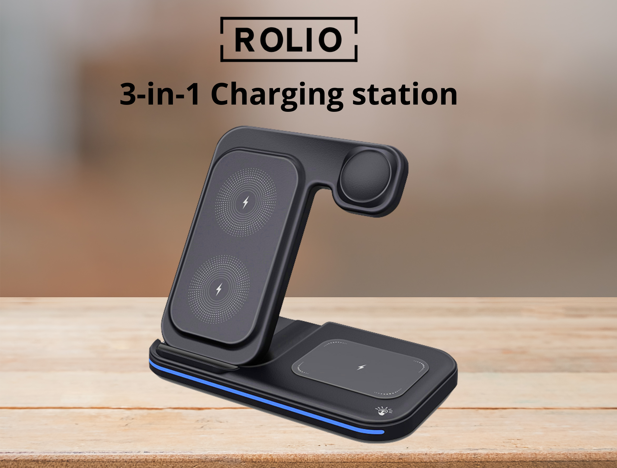 Eine 3-in-1-Ladestation auf einer Holzoberfläche. Es hat ein Telefon- und Uhrenladegerät. Weicher Hintergrund.