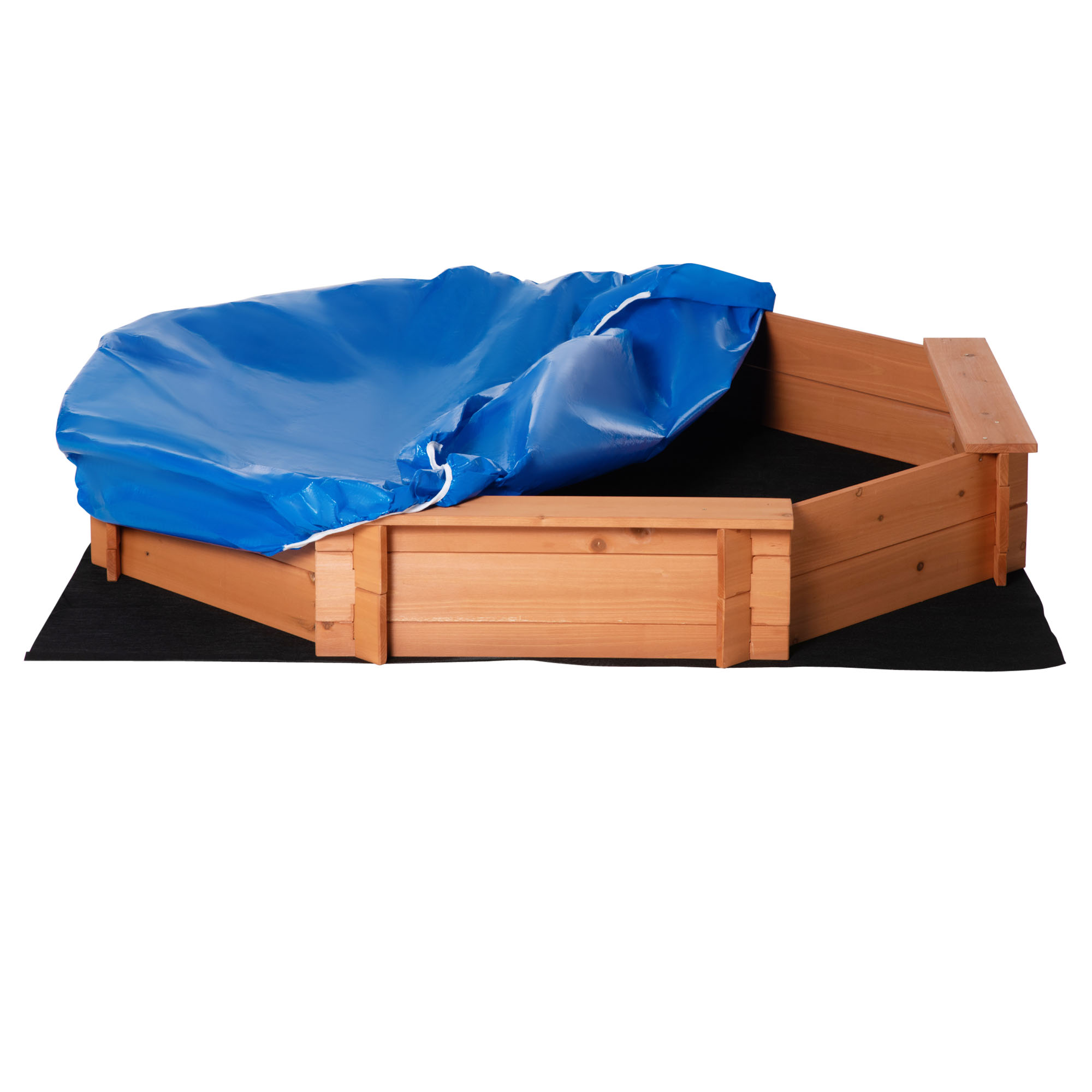 Una sabbiera in legno con una copertura blu su un tappetino nero. La sabbiera ha la forma di un esagono.
