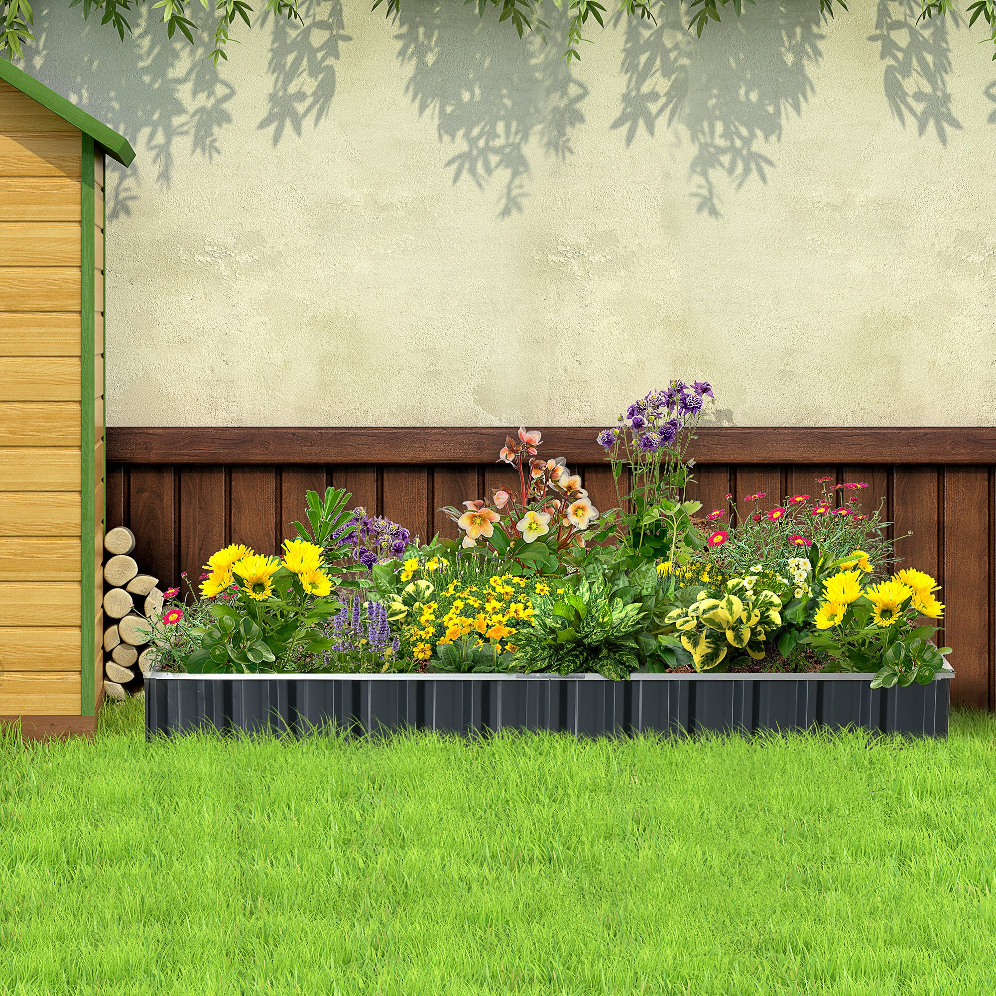 Aiuola con fiori, capannone di legno ed erba. Ombre di foglie sul muro.