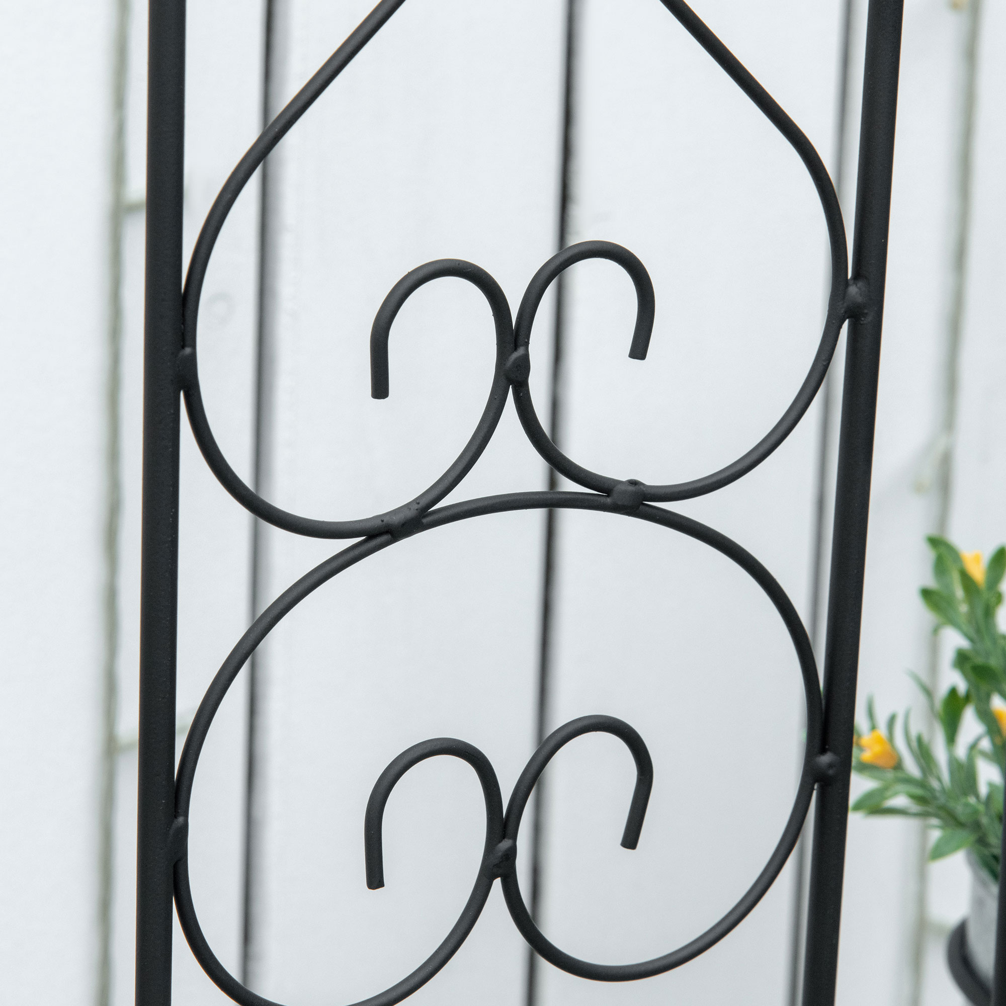Primo piano di un traliccio in metallo nero con elementi decorativi a forma di cuore.