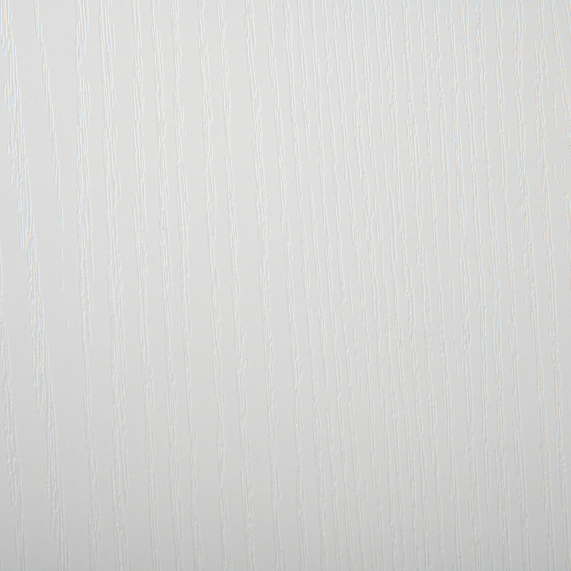 Texture di pannello in legno bianco. Sono visibili linee di venatura verticali. Il legno è illuminato uniformemente.