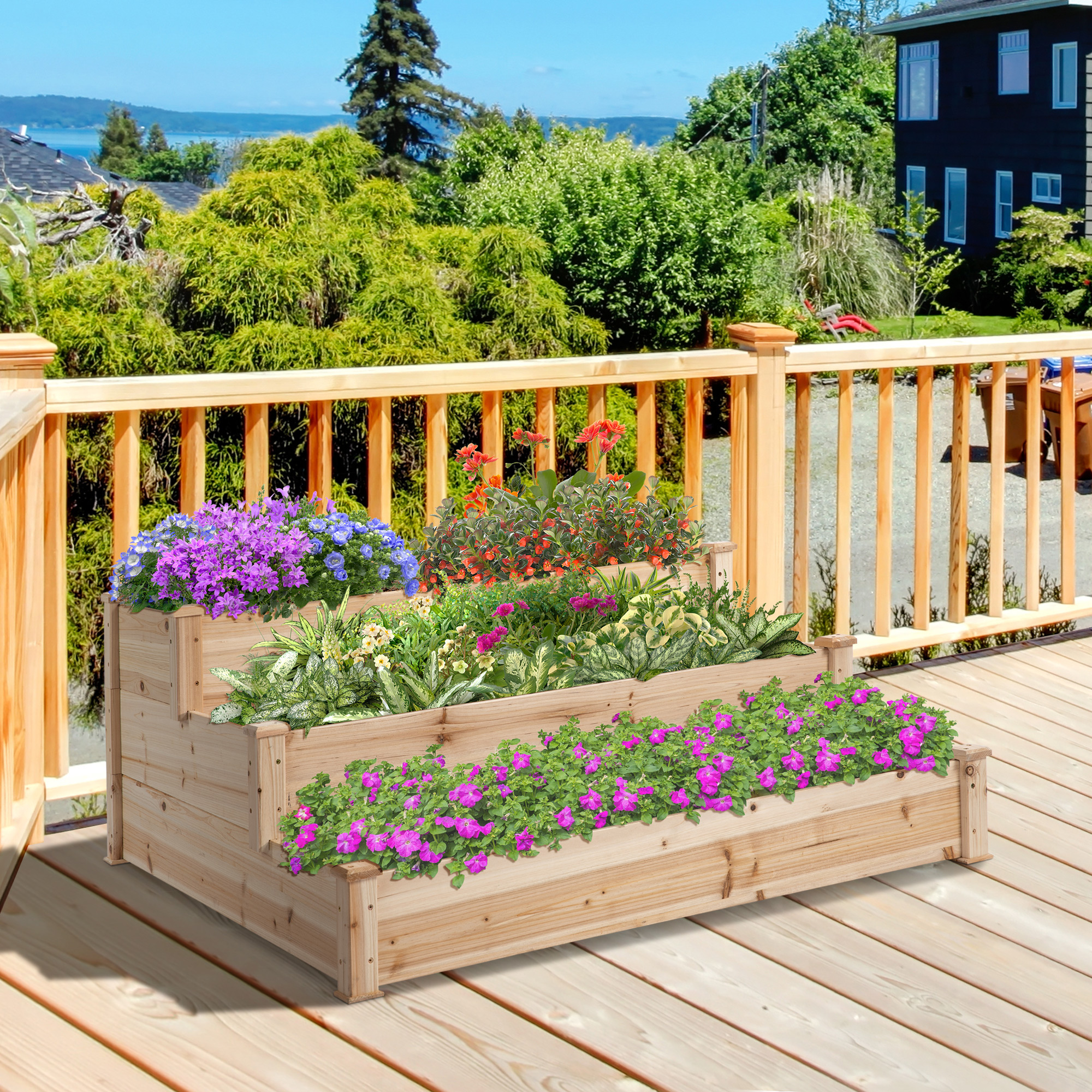 Aiuole rialzate a gradini in legno con fiori, su un ponte. Lo sfondo presenta il mare.