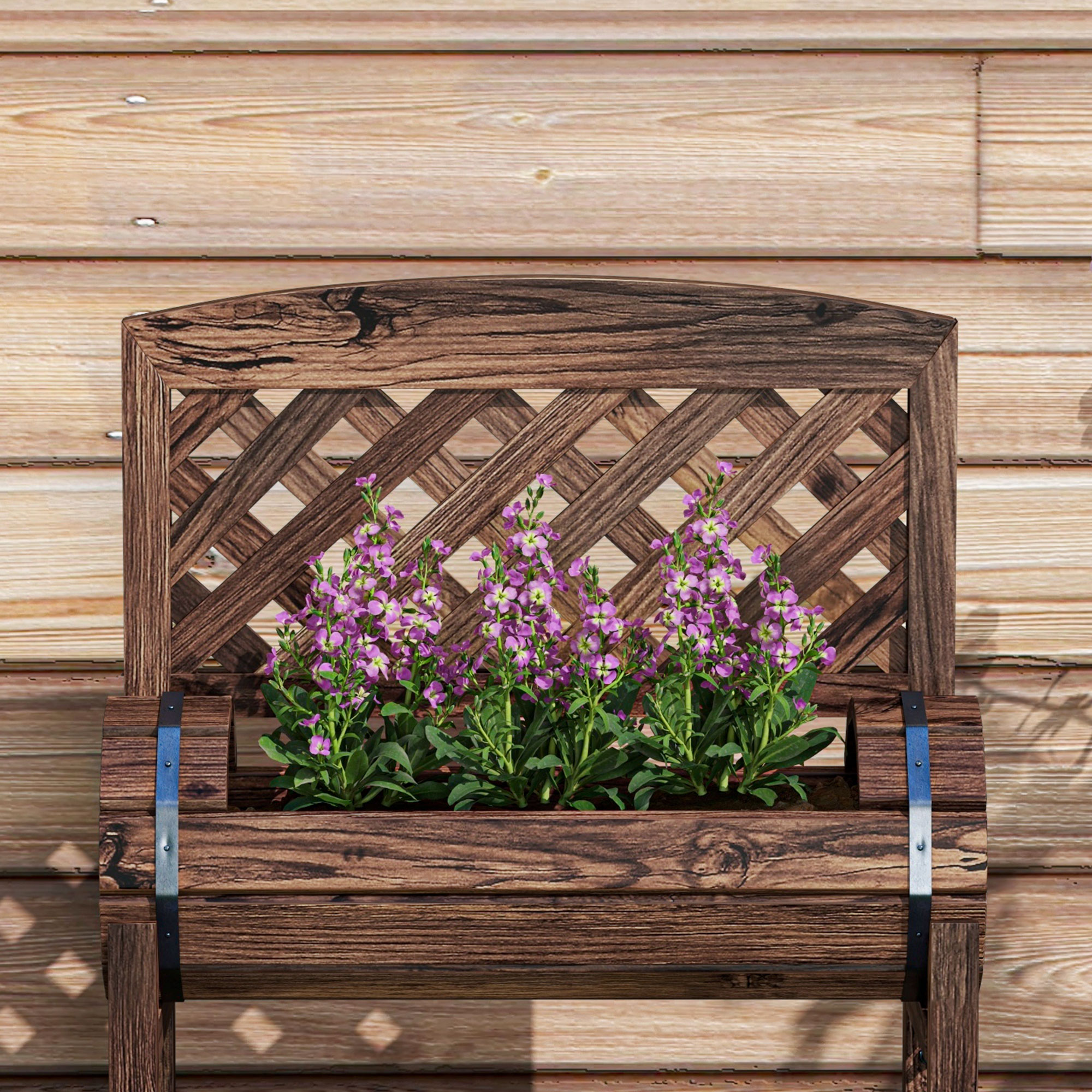 Fioriera in legno con fiori viola, sfondo parete in legno.