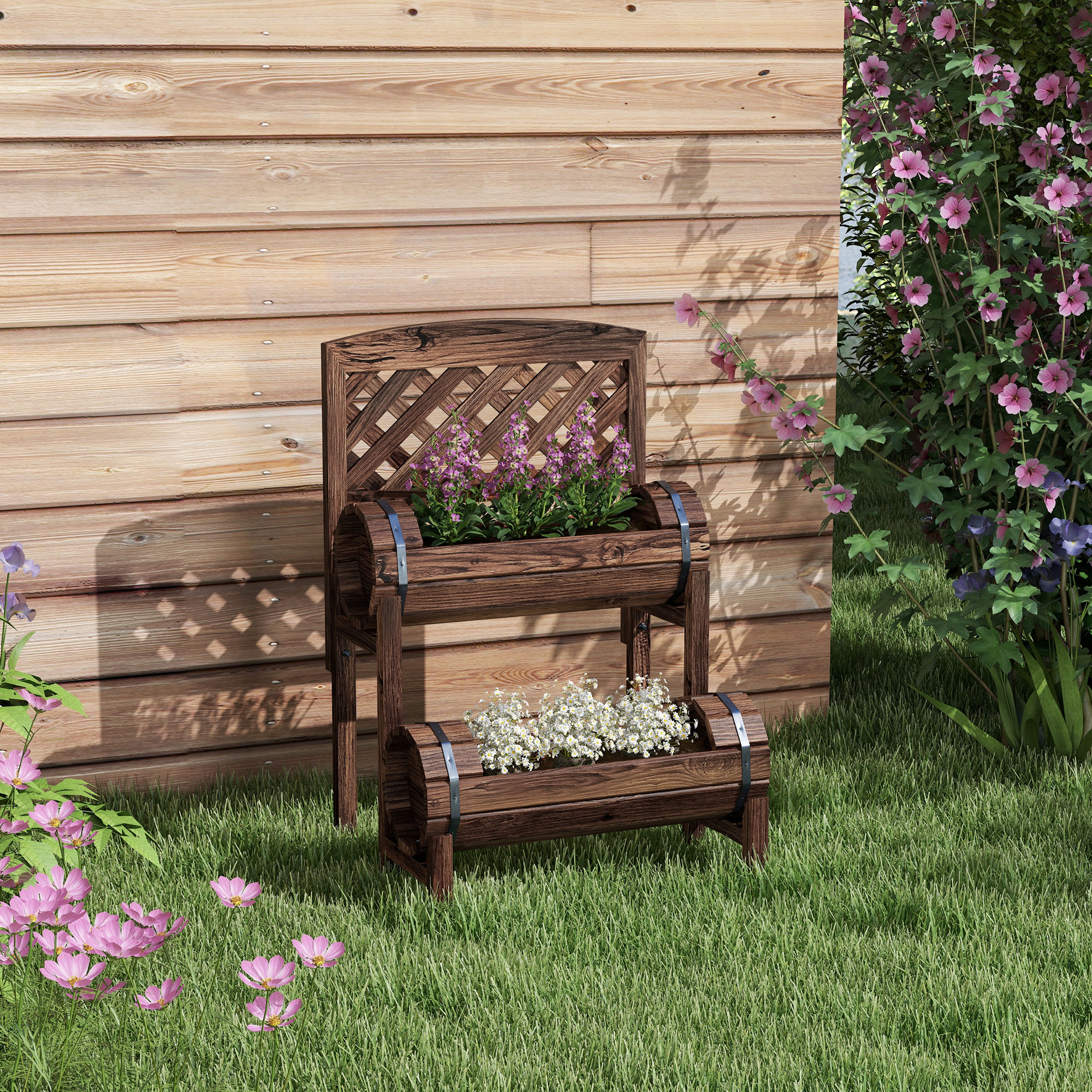 Fioriera in legno con due barili. Fiori in ogni barile, parete in legno sullo sfondo.