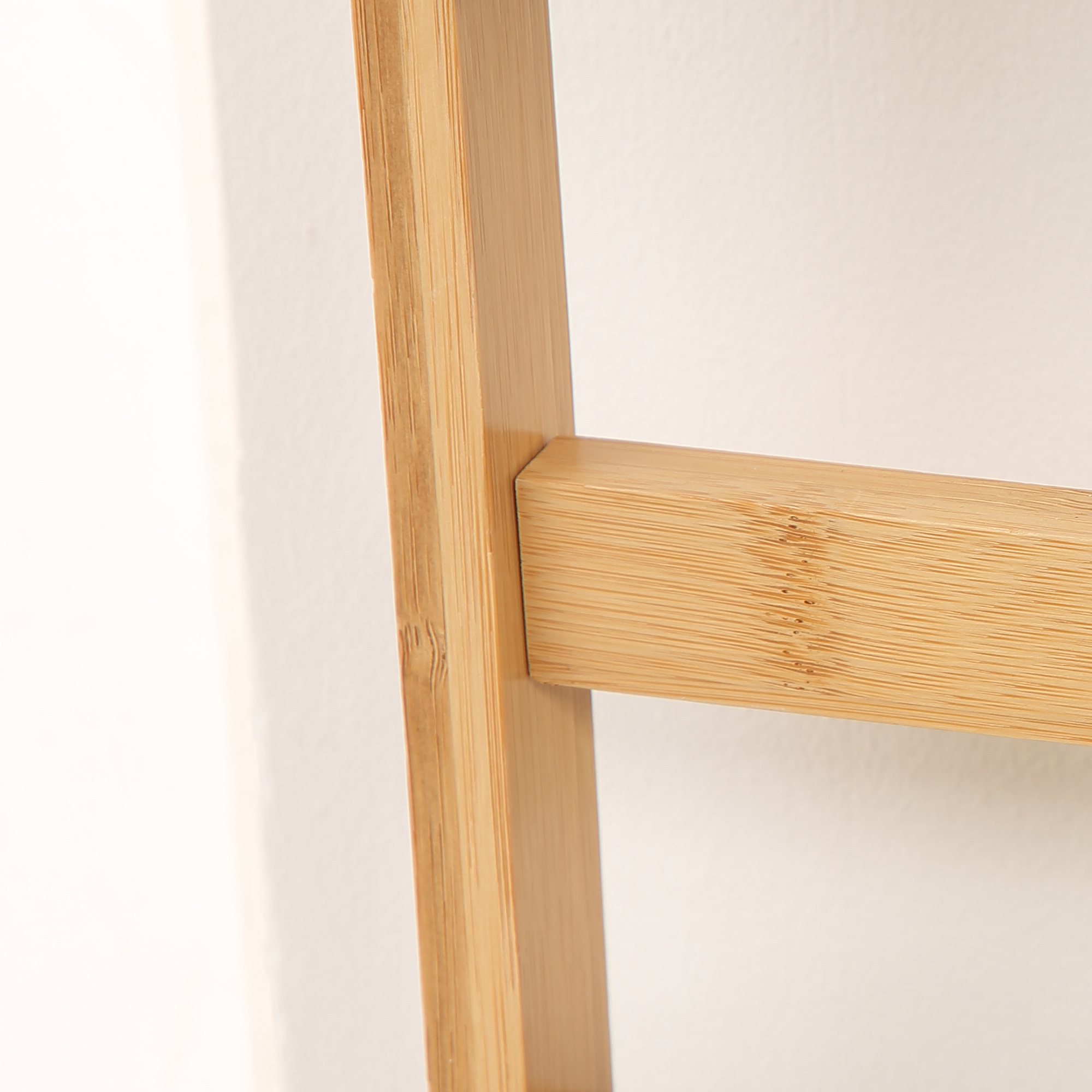 Primo piano di un giunto di telaio in legno. Il giunto mostra la costruzione del telaio.