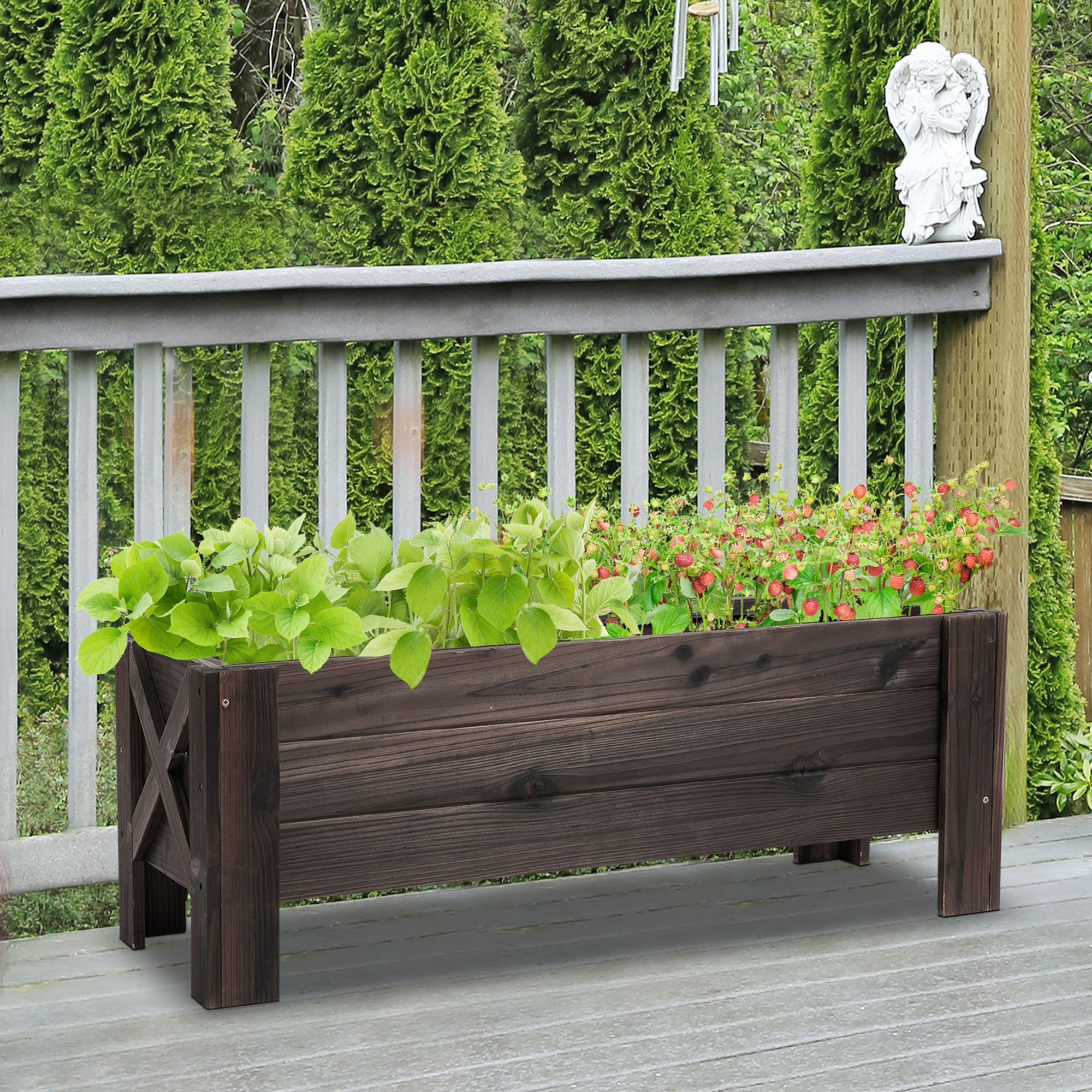 Fioriera in legno con piante verdi e rosse, su un ponte di legno, con ringhiera.