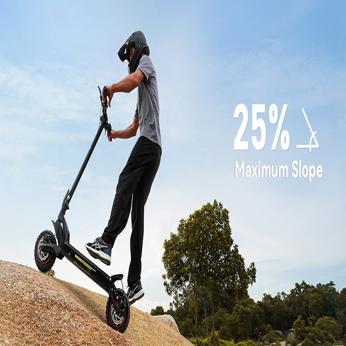Uomo che guida un e-scooter in salita su una pista sterrata. Pendenza massima del 25% indicata.